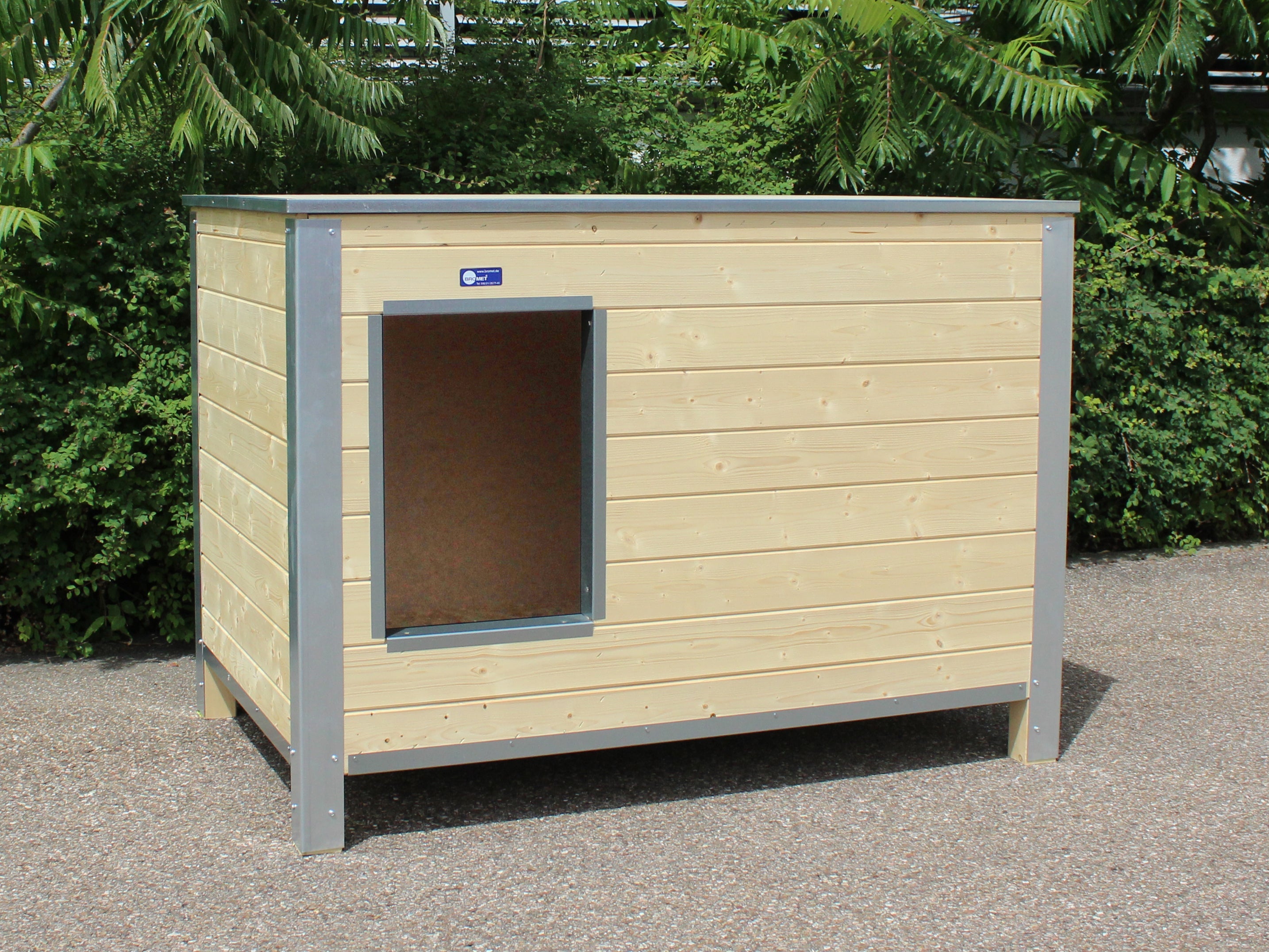 Isolierte Flachdach-Hundehütte aus Holz mit Kantenschutz aus Metall