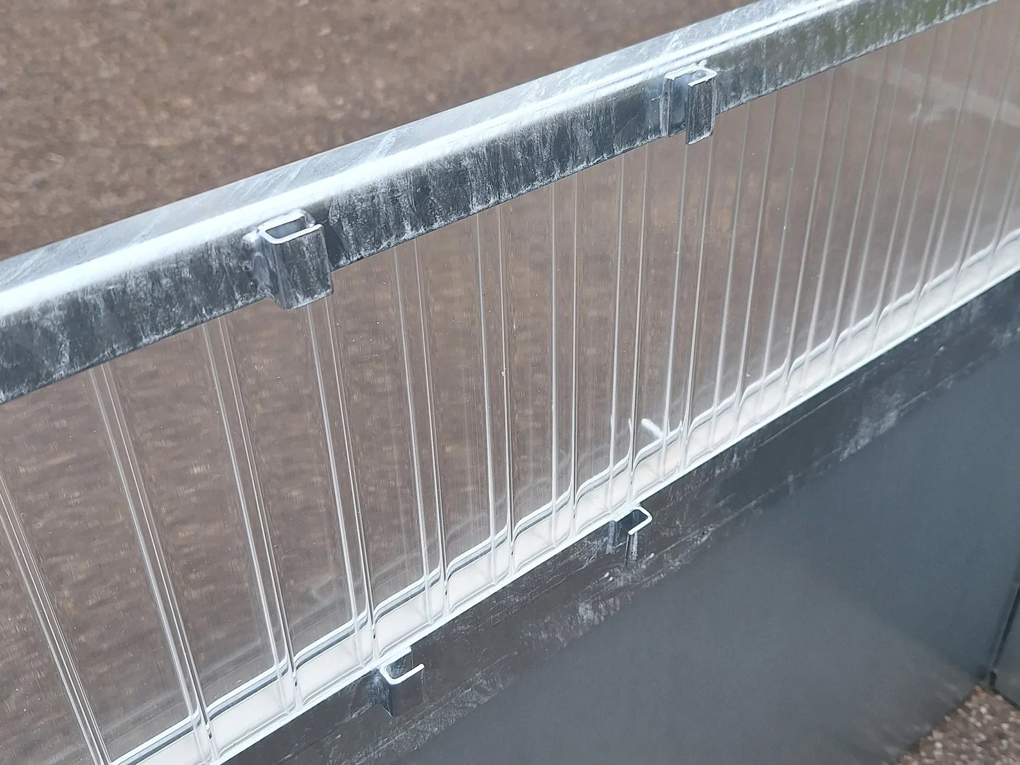 Einschubtaschen im Frühbeetaufsatz für Lüfter