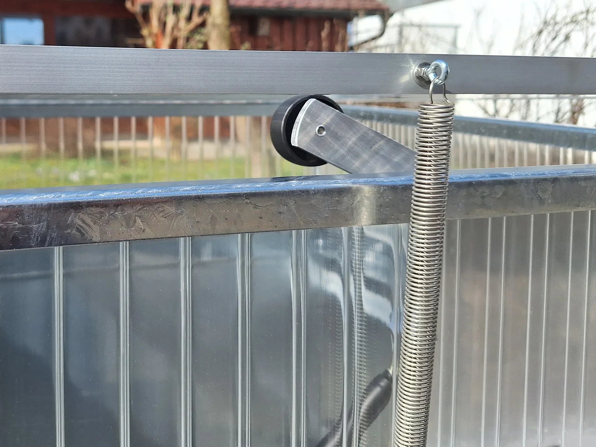 Frühbeet aus Doppelstegplatten mit Lüfter und Sicherung