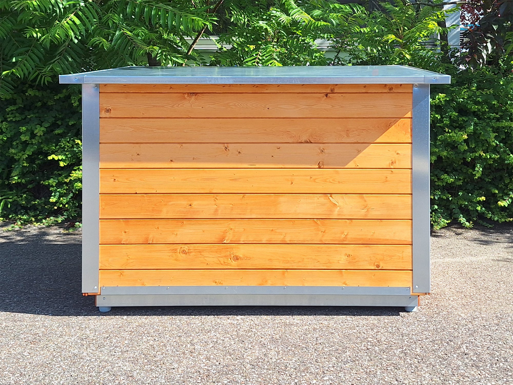 Hundehütte von hinten mit gestrichenen Wänden und geschützten Kanten und montierten Gummipuffer am Boden