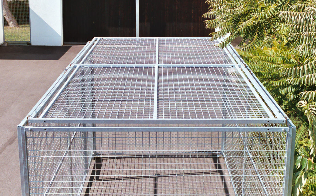 Sicherer Hundeauslauf mit Abdeckgitter