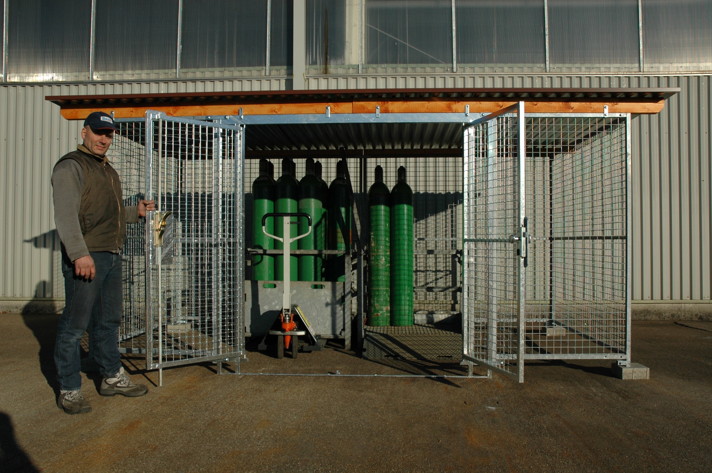 Lagerraum aus feuerverzinkten Gitterelementen, mit zweiflügligem Türelement