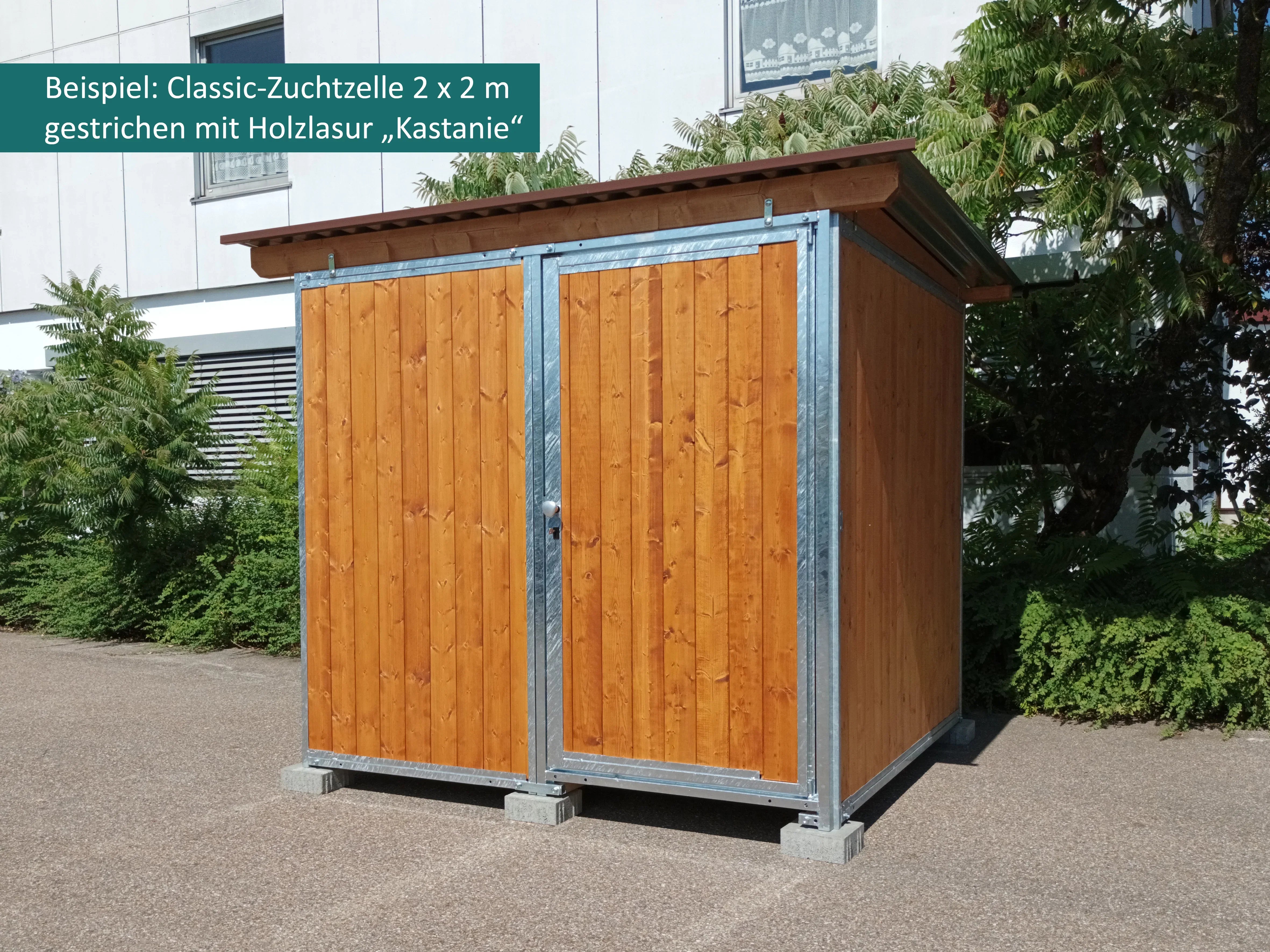 Zwinger für die Hundezucht gestrichen mit einer Holzlasur