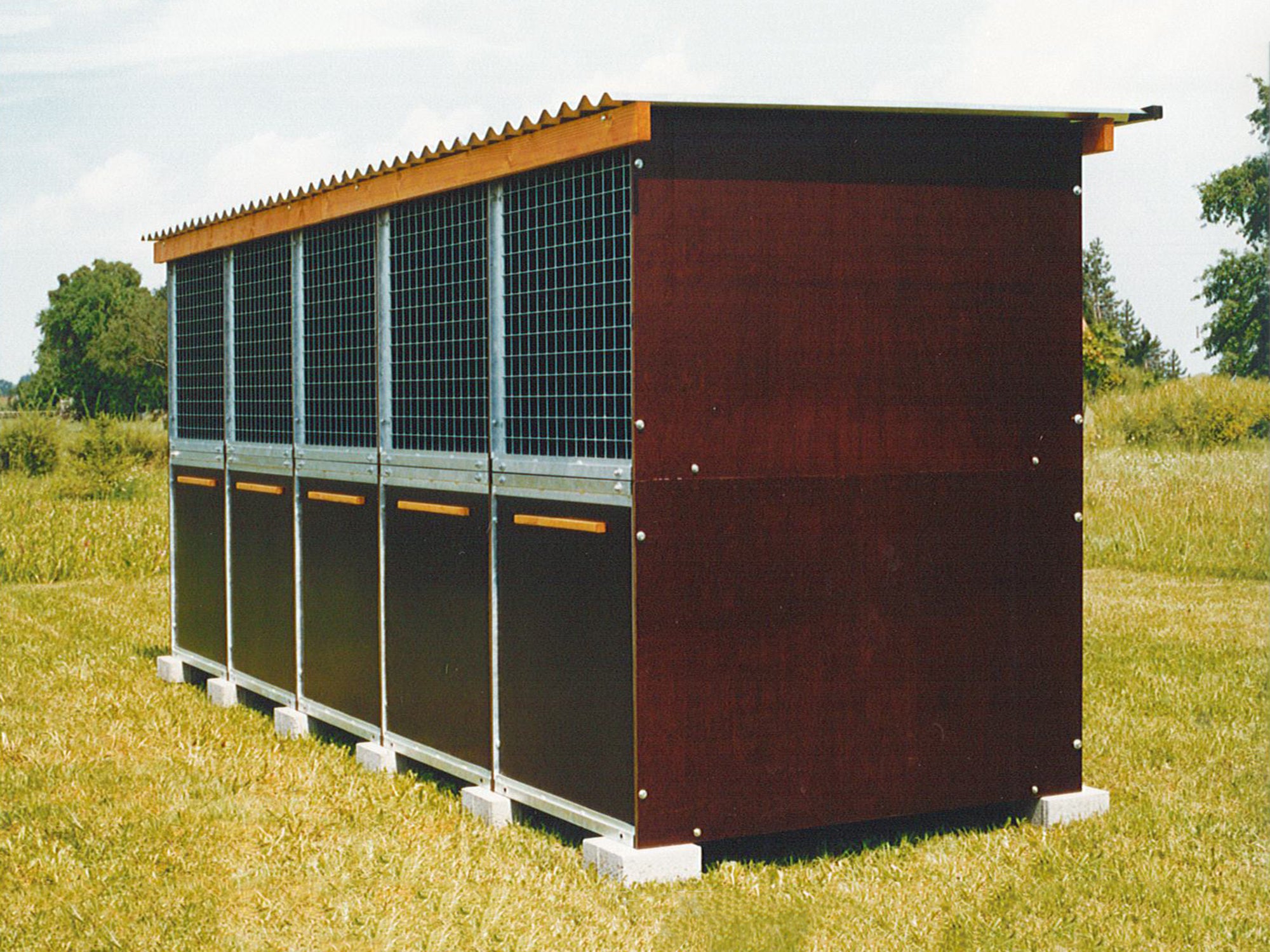 Hundeboxen aufgebaut in Reihe und übereinander für Übungsplätze