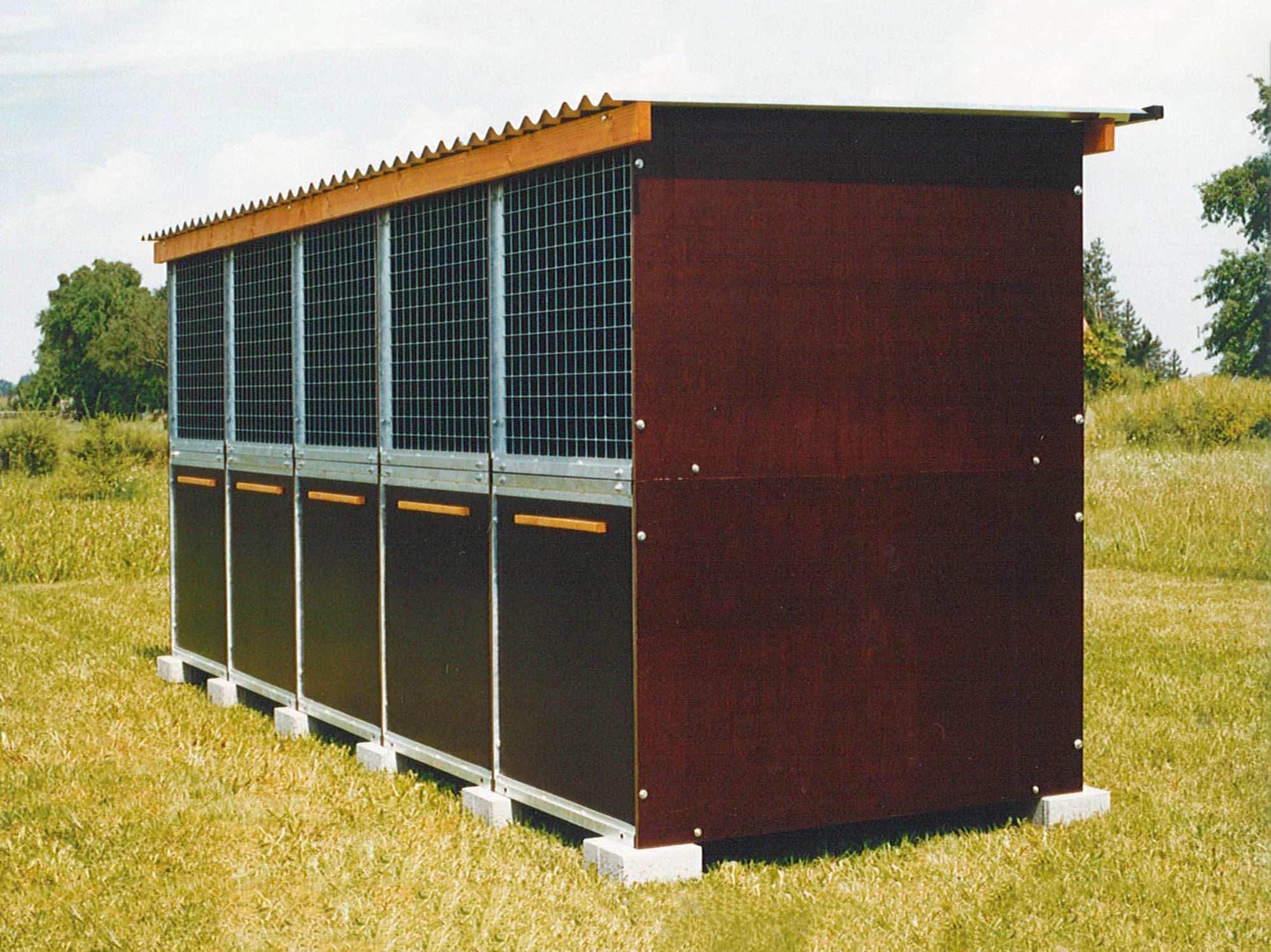 Hundeboxen aufgebaut in Reihe und übereinander für Übungsplätze