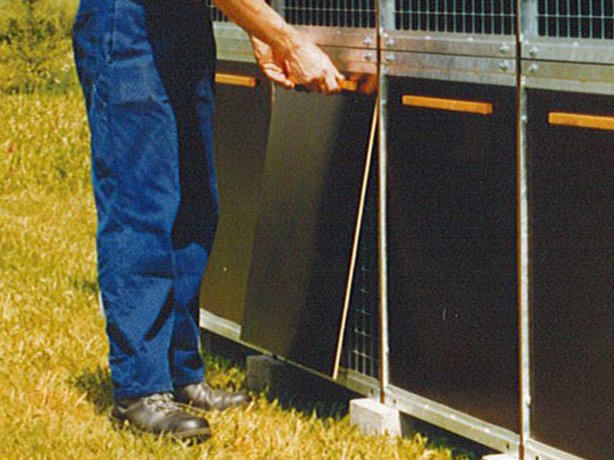 Braune Holzblenden eingebaut in Vereinsboxen