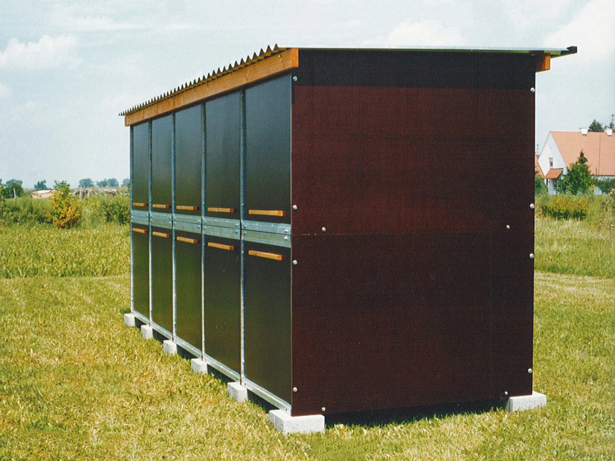 Hundeboxen aus Mehrschichtplatten in Reiche aufgebaut mit Wellblechdach