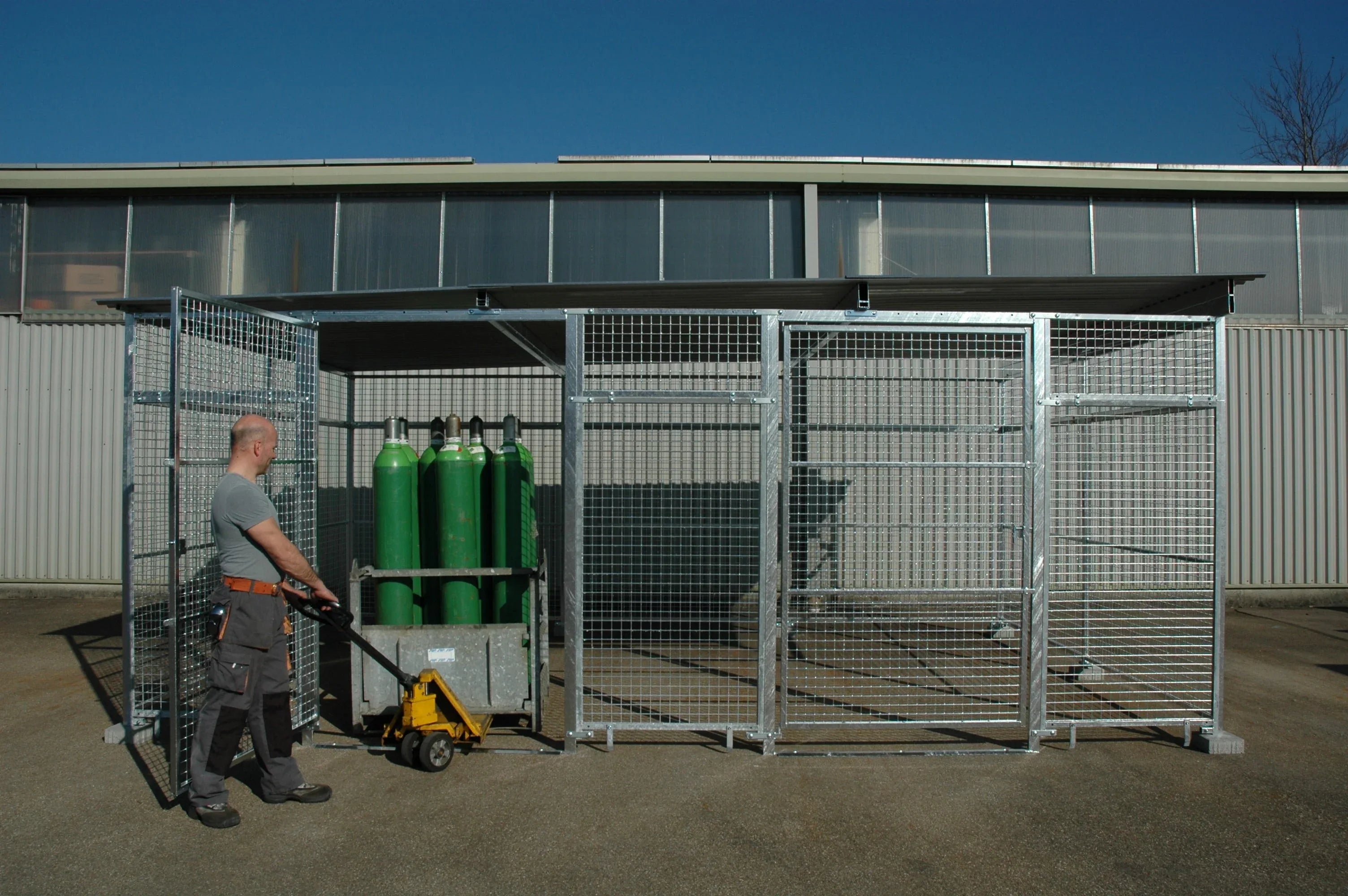 Gasflaschenlager aus verzinkten Stahlelementen bestückt mit mehreren Gasflaschen