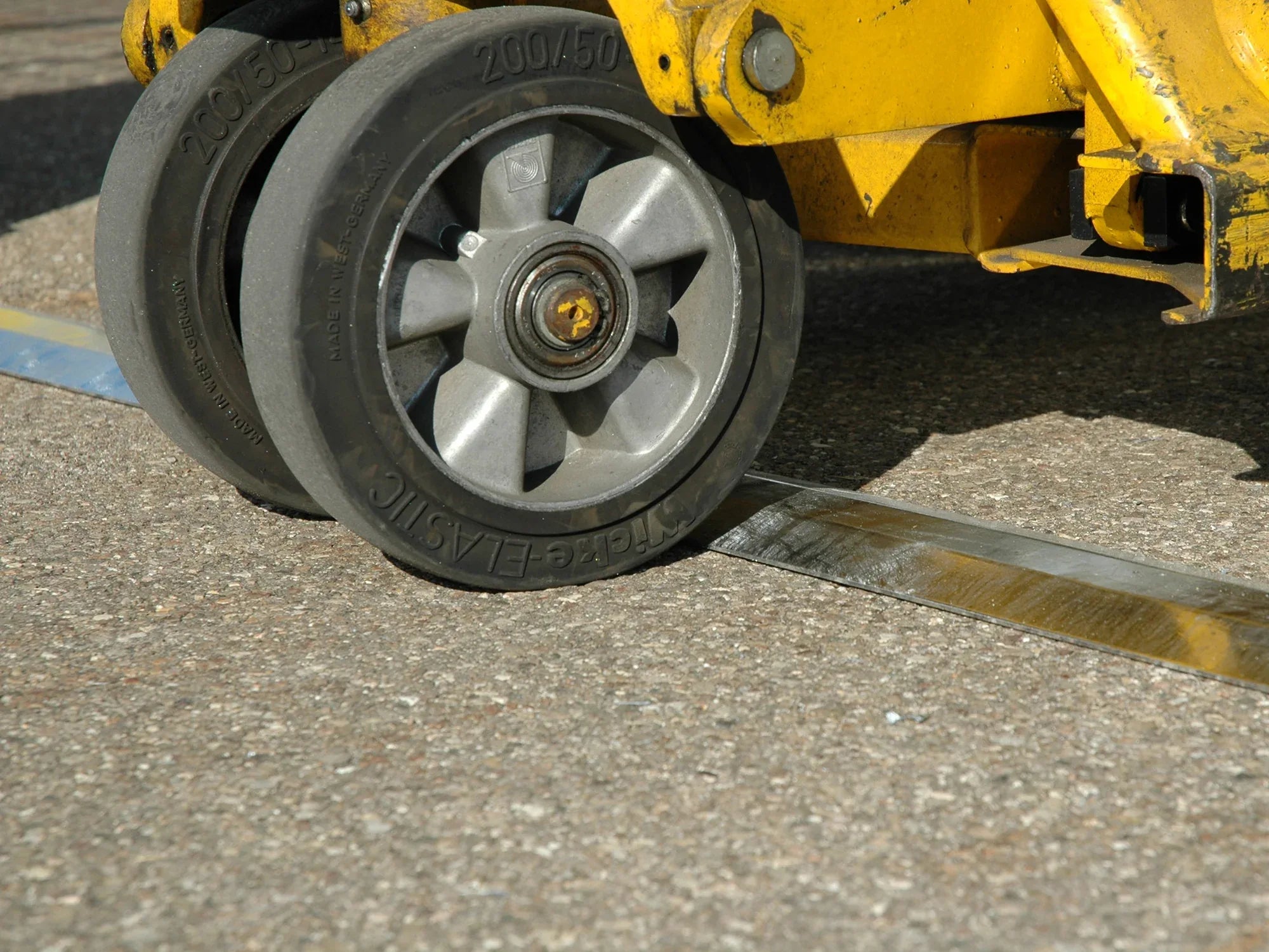 Bodenschwelle eines Gasflaschenlagers befahren mit einem gelben Hubwagen