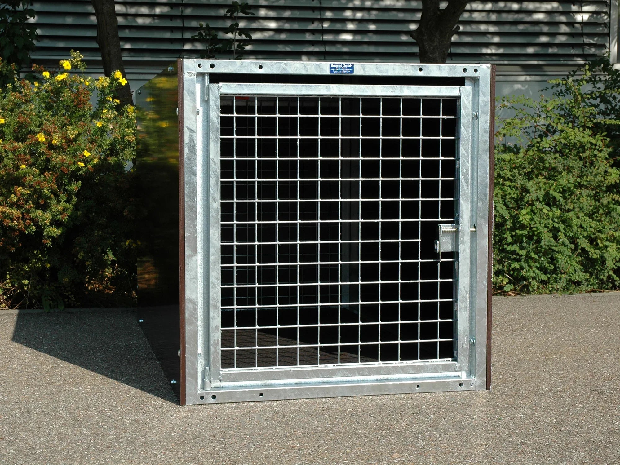 Hundebox aus Mehrschichtplatten und Gittertüre