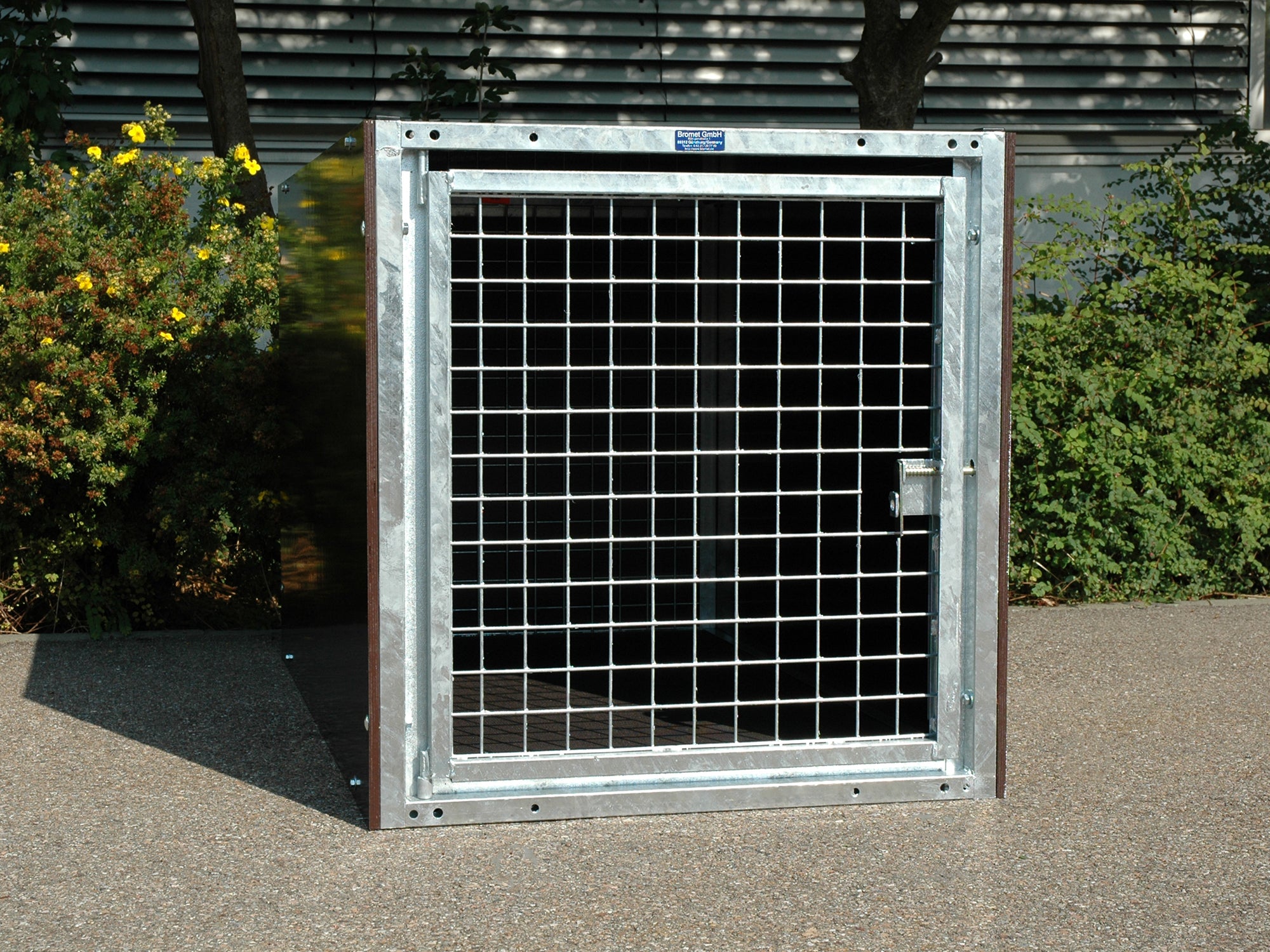 Hundebox aus Mehrschichtplatten und Gittertüre