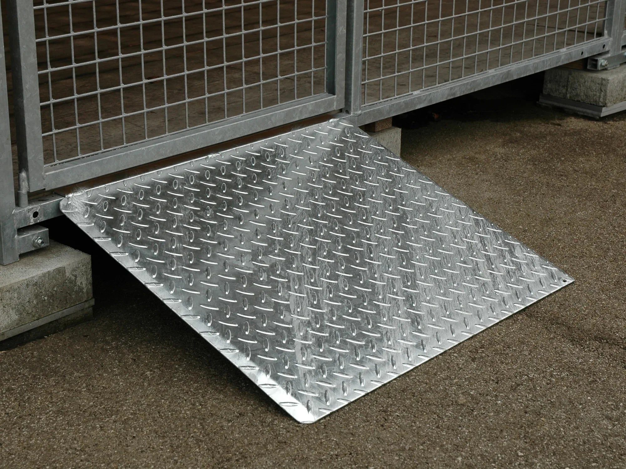 Rampe aus Riffelblech für Bodenschwellen im Garten