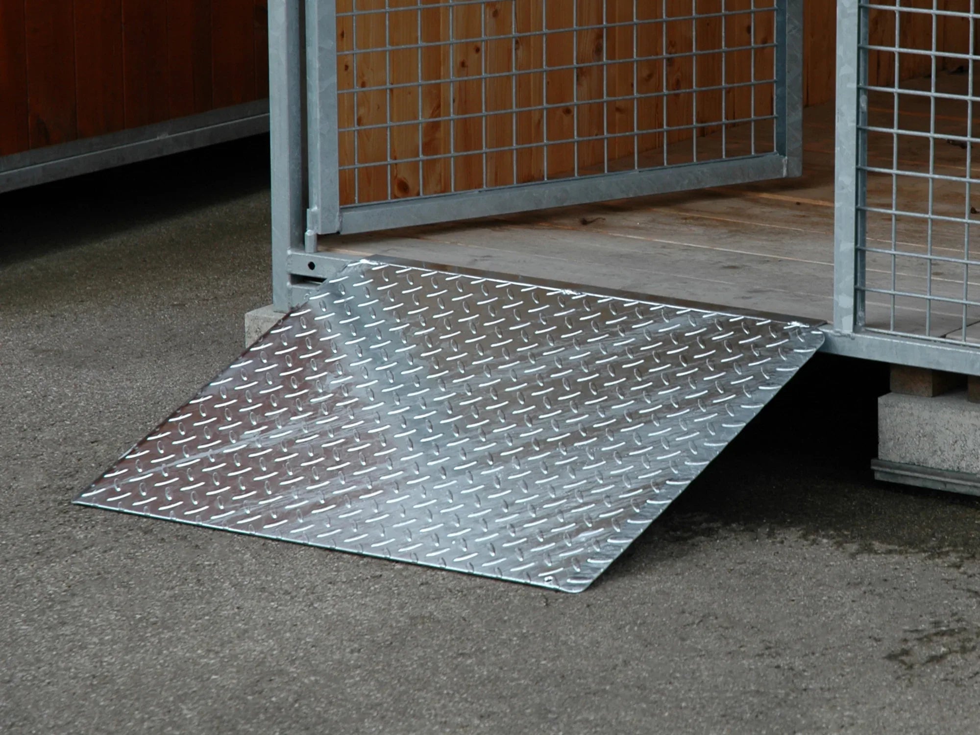 Rampe aus verzinktem Riffelblech eingehängt in einem Brennholzlager