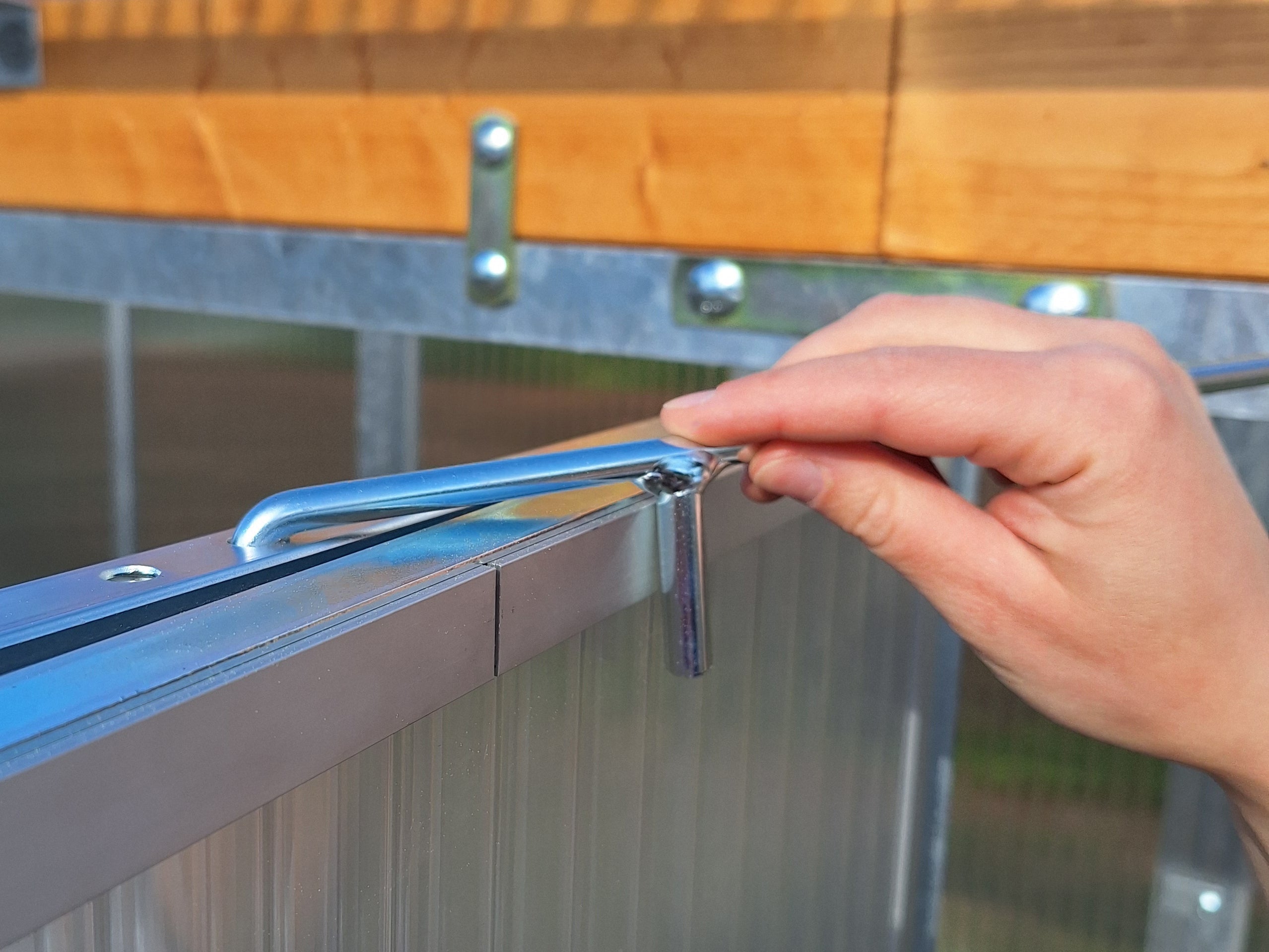 Flügeltür mit Sicherung für ein Gewächshaus