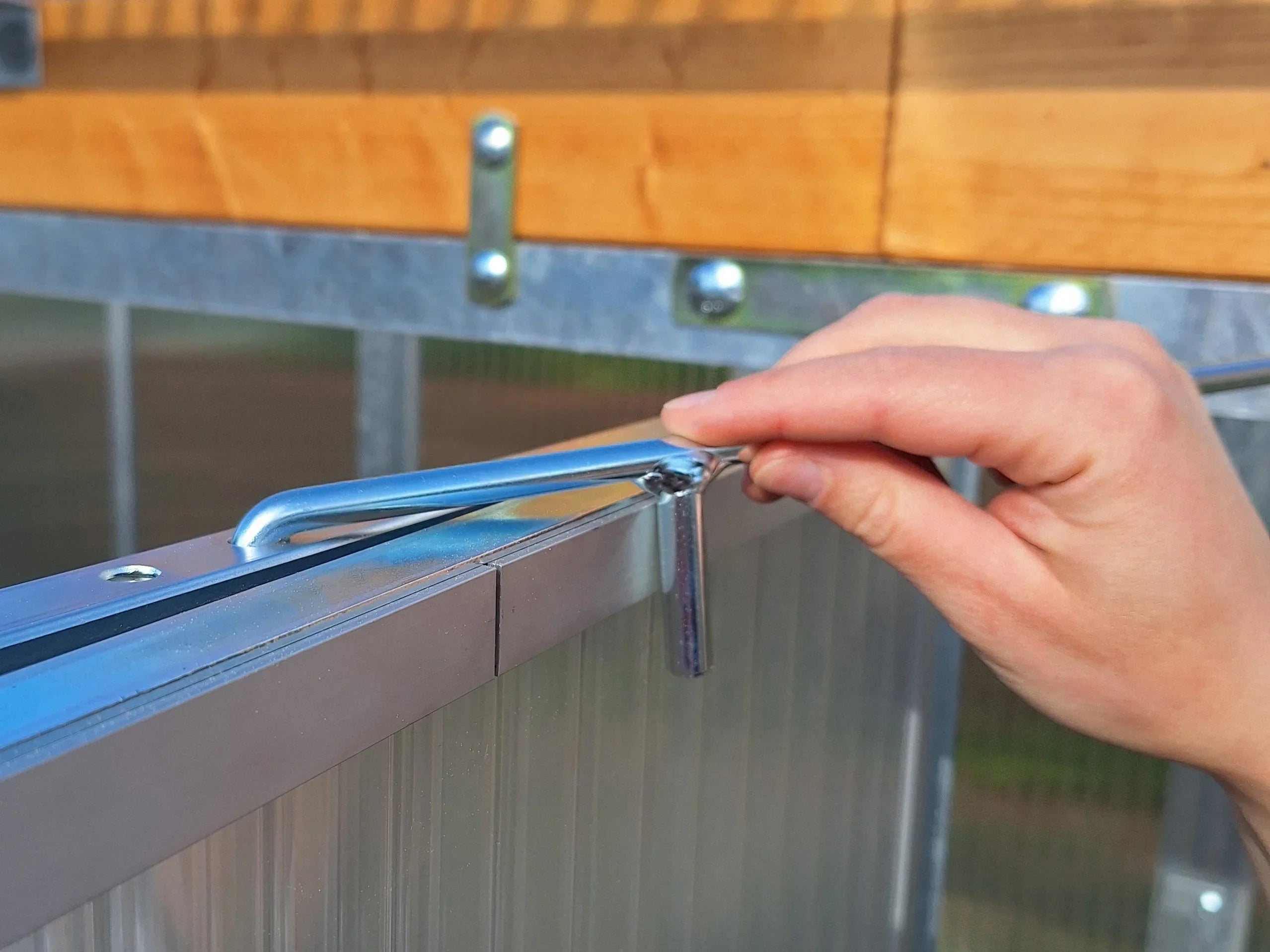 Flügeltür mit Sicherung für ein Gewächshaus