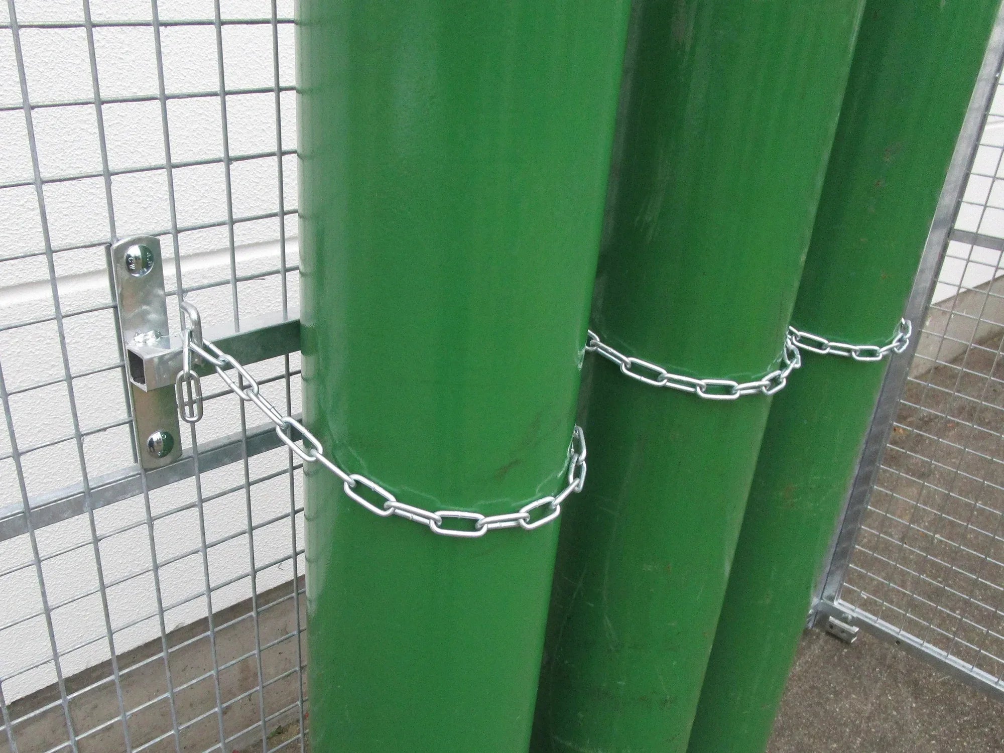 Gasflaschenhalter für drei Gaslaschen angebaut an ein Gitterelement aus verzinktem Stahl