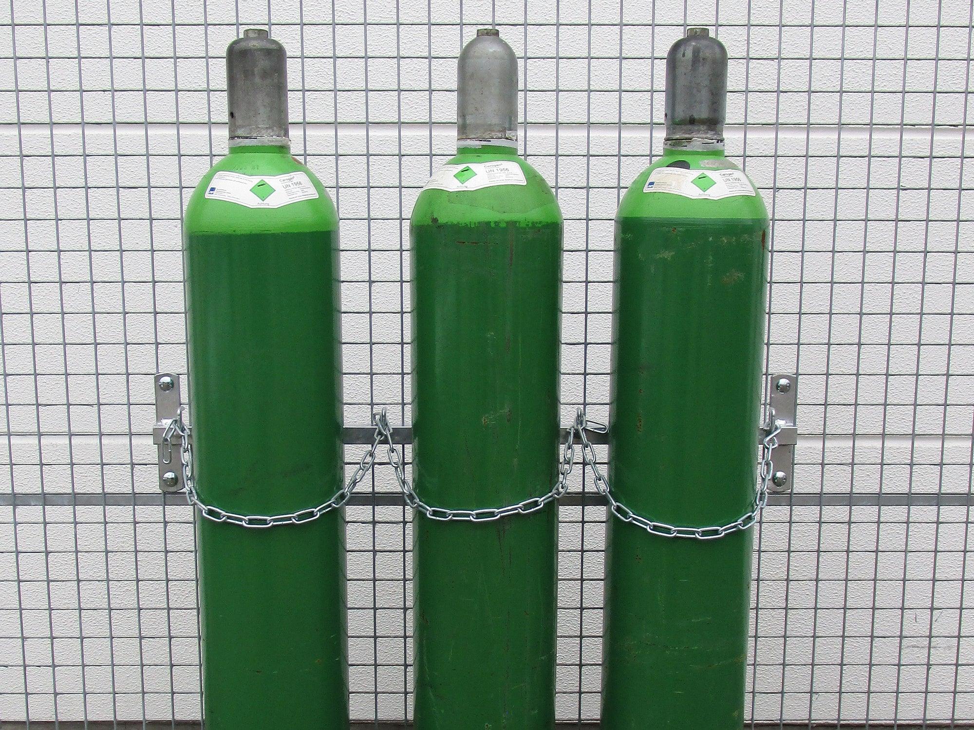 Gasflaschenhalter bestück mit 3 Gasflaschen eingebaut in ein Gasflaschenlager