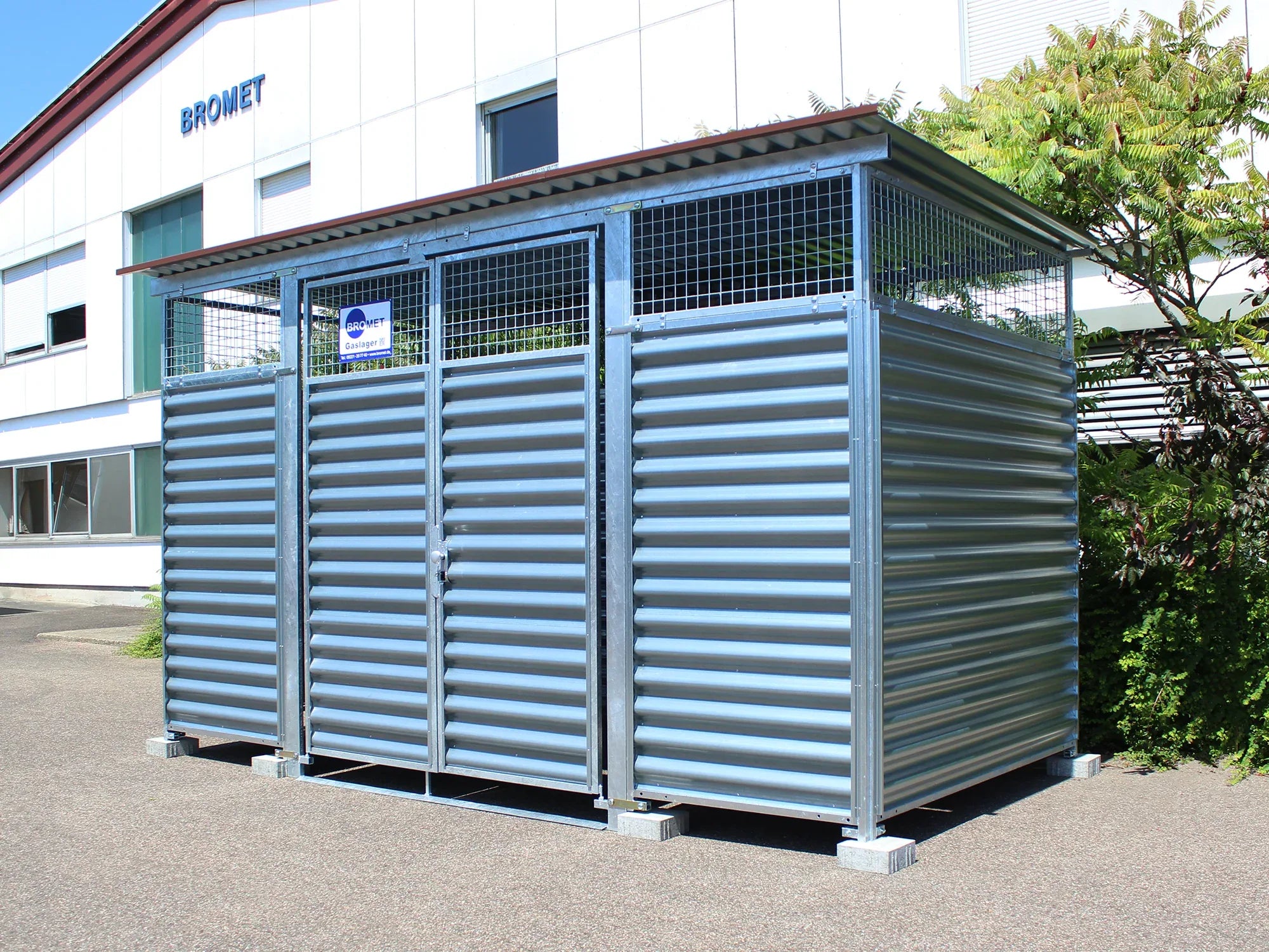 Gasflaschenlager aus verzinktem Stahl mit Blechwänden und Wellblechdach