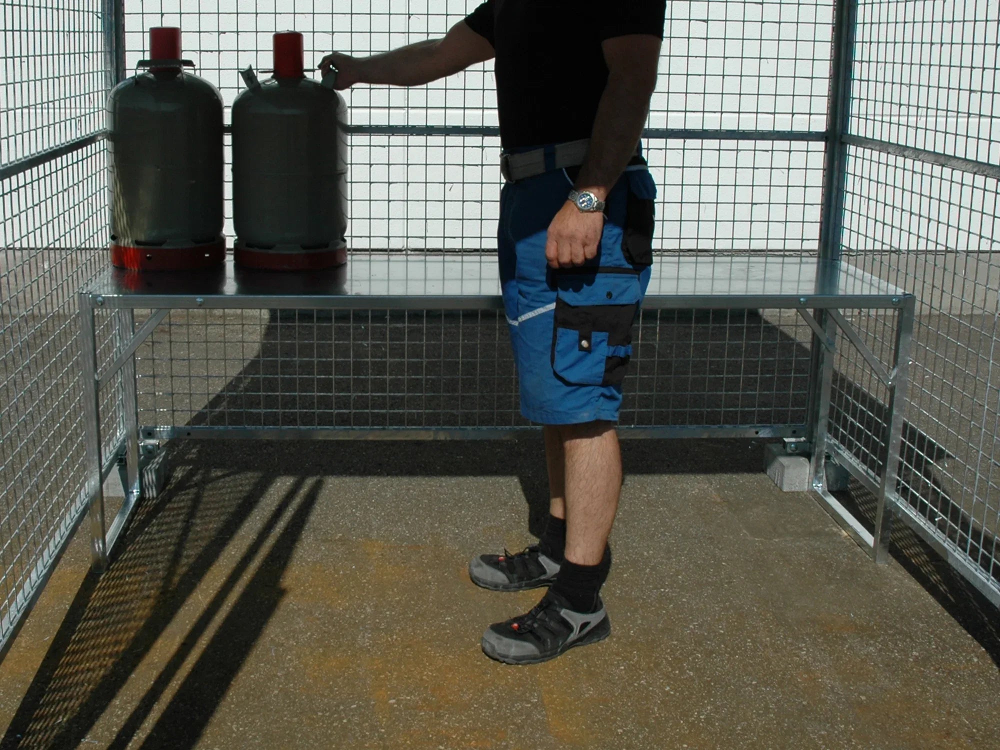 Gasflaschentisch für Gasflaschenlager für den Außen- und Innenbereich