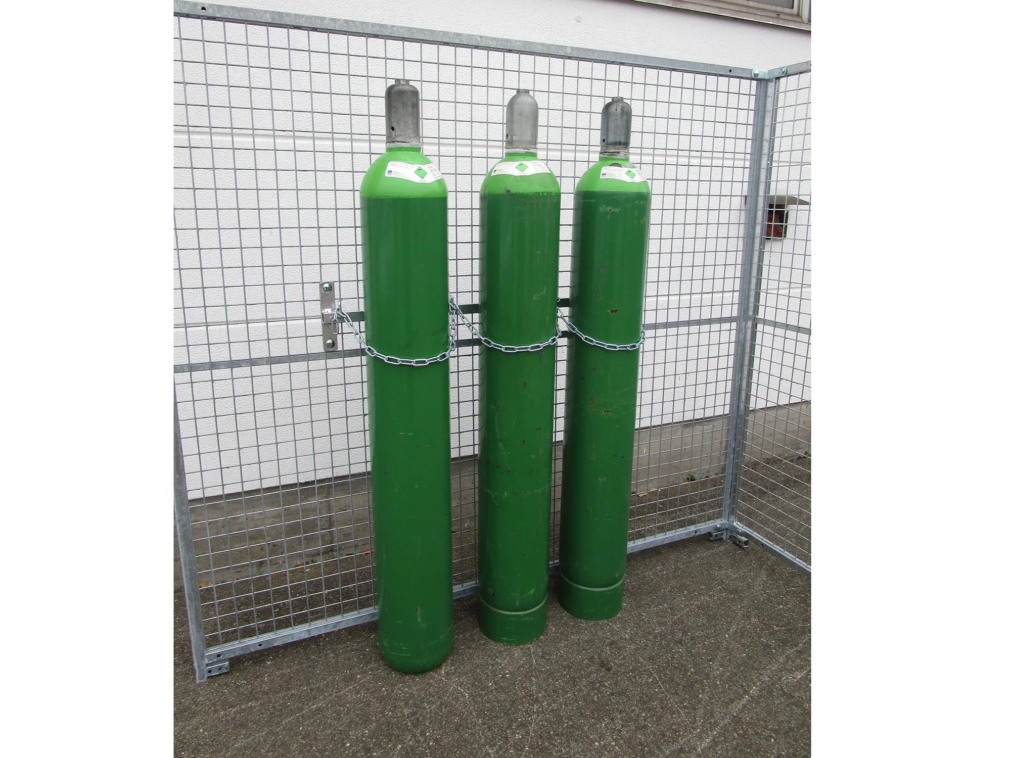 Gasflaschen-Container mit Gasflaschenhalter angeschraubt an robuste Gitterelemente