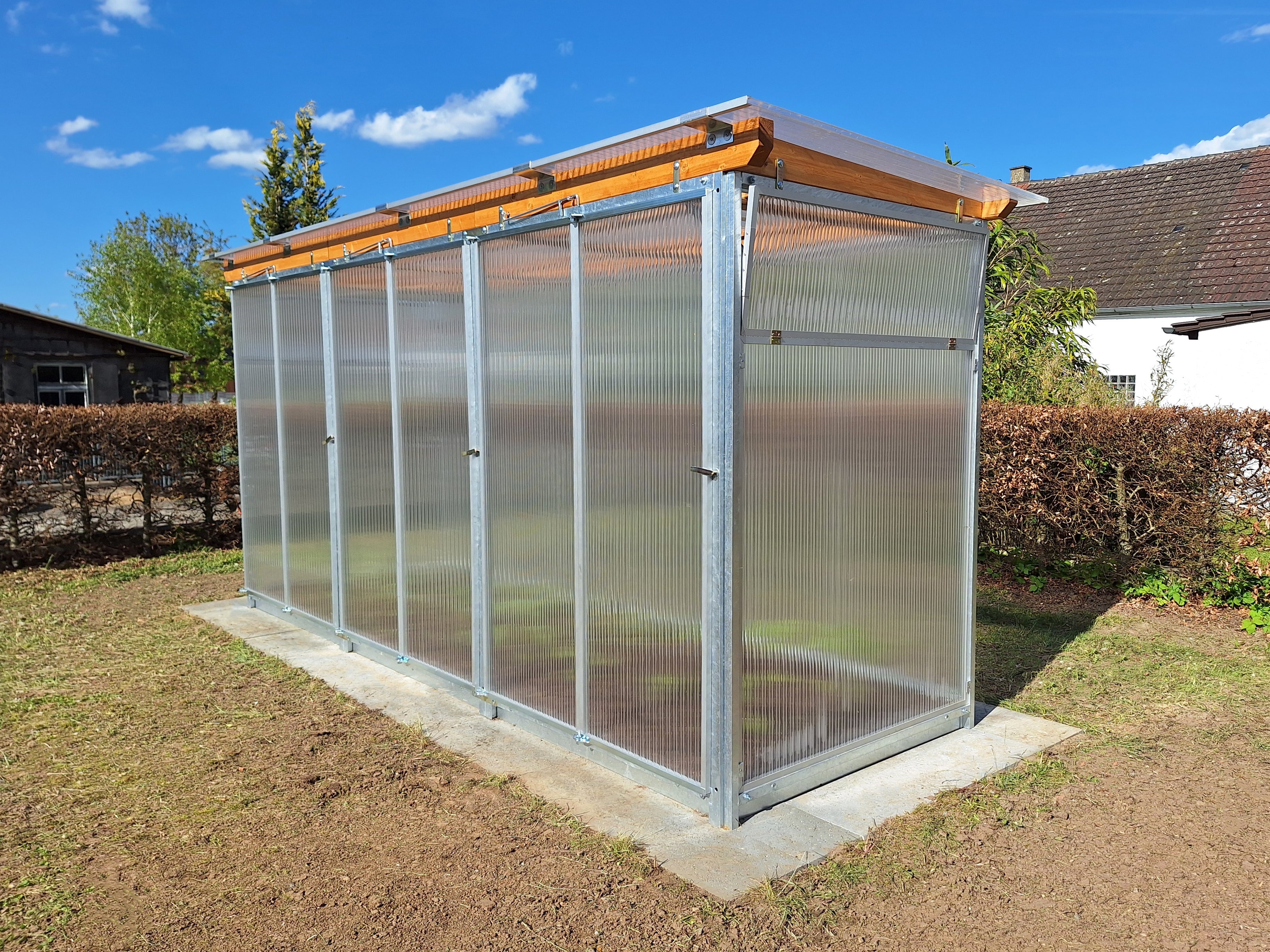 Gewächshaus auf Fundamentsteinen mit Holzbalken und automatischen Lüfter