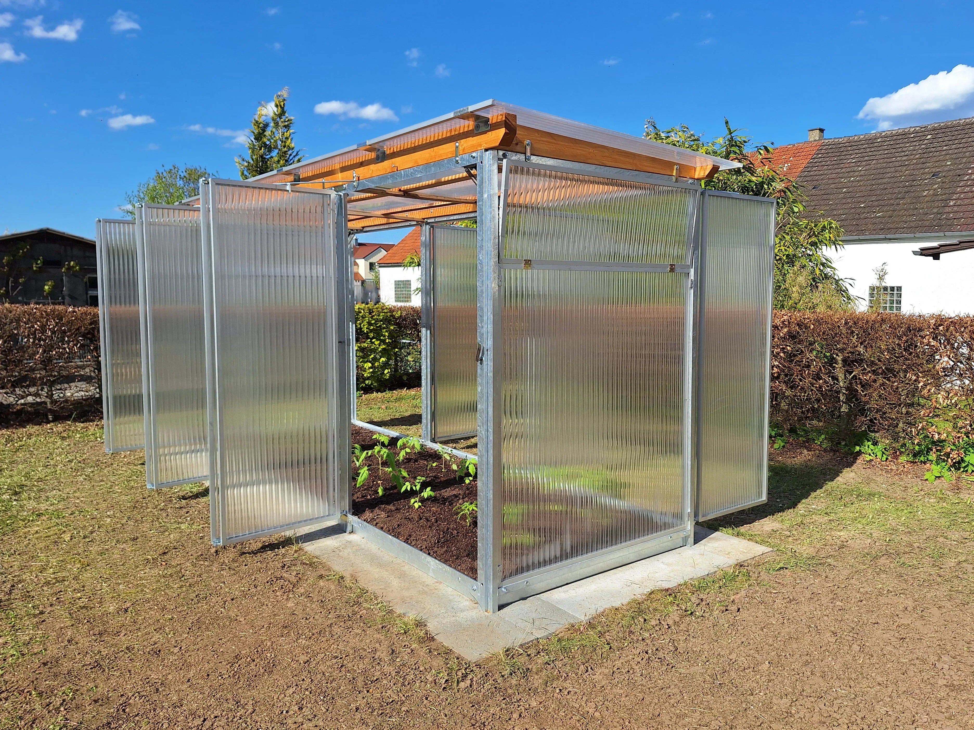 Hochwertiges Gewächshaus mit Flügeltüren aus robusten Doppelstegplatten