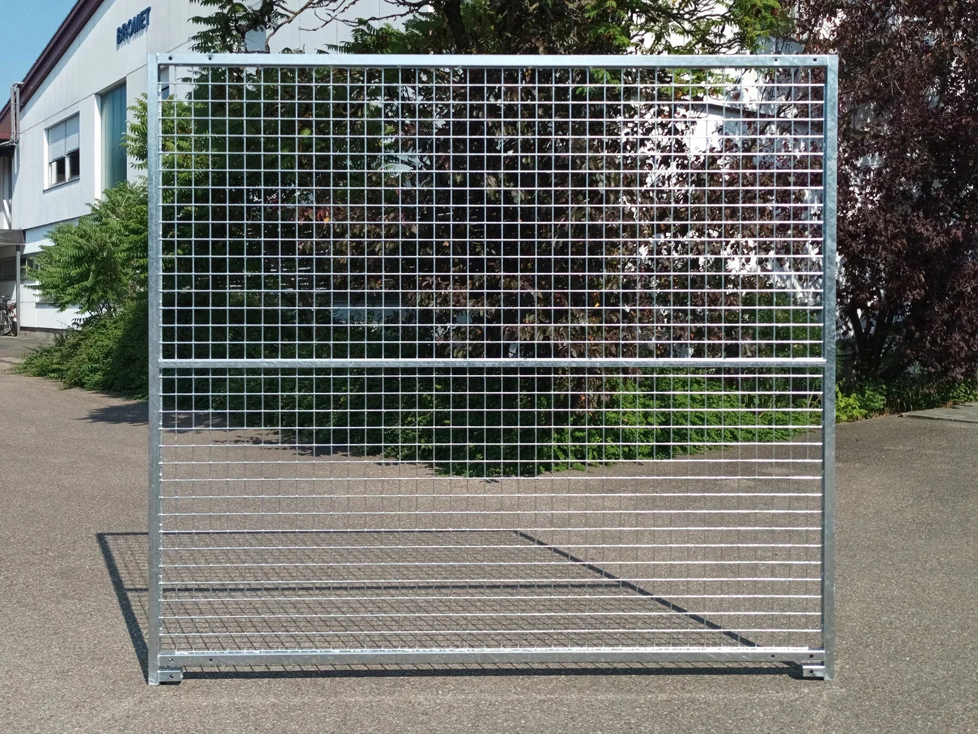 Zaunelement mit Stahlrohrahmen und eingeschweißter Gittermatte Breite 2 m Höhe 1,82 m