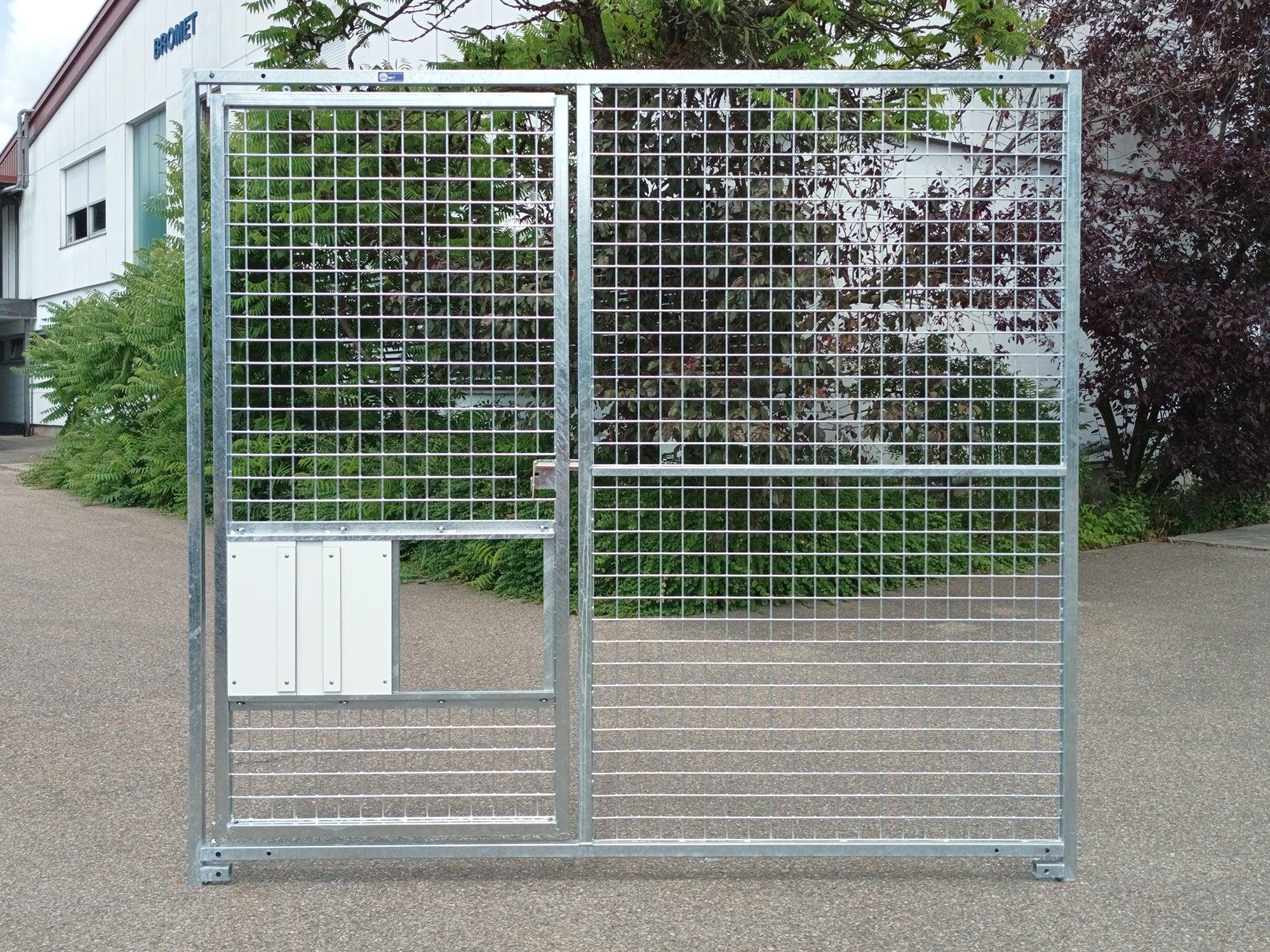 Verzinktes Gittertür-Element mit Öffnung zum sicheren anbringen eines Maulkorbes