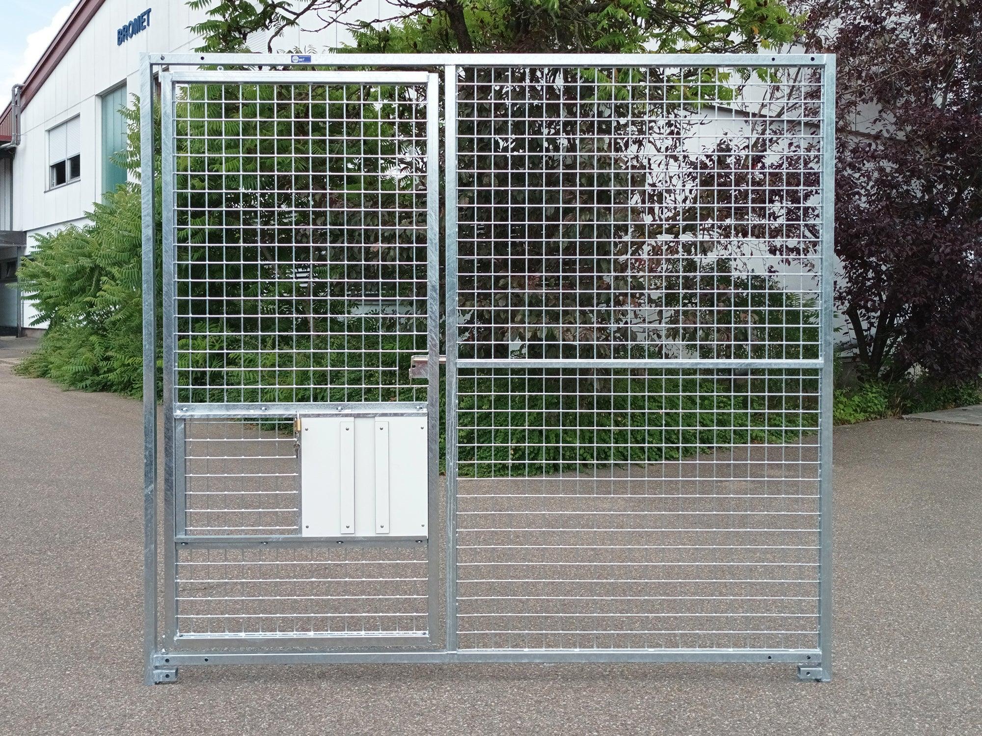Hundezwingerwand aus Stahl mit abschließbarem Schieber eingebaut in der Türe