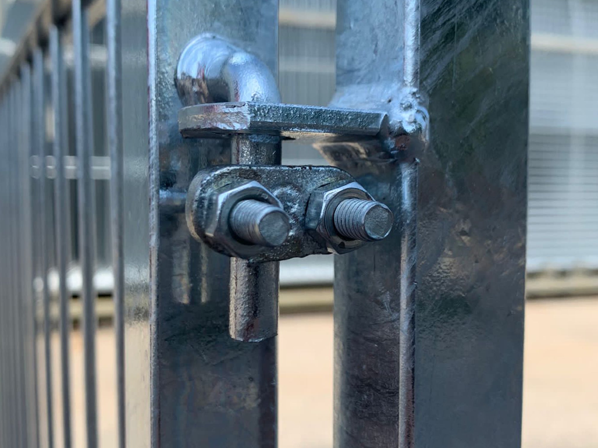 Klemme montiert an zwei Welpenelementen gegen Aushebelung