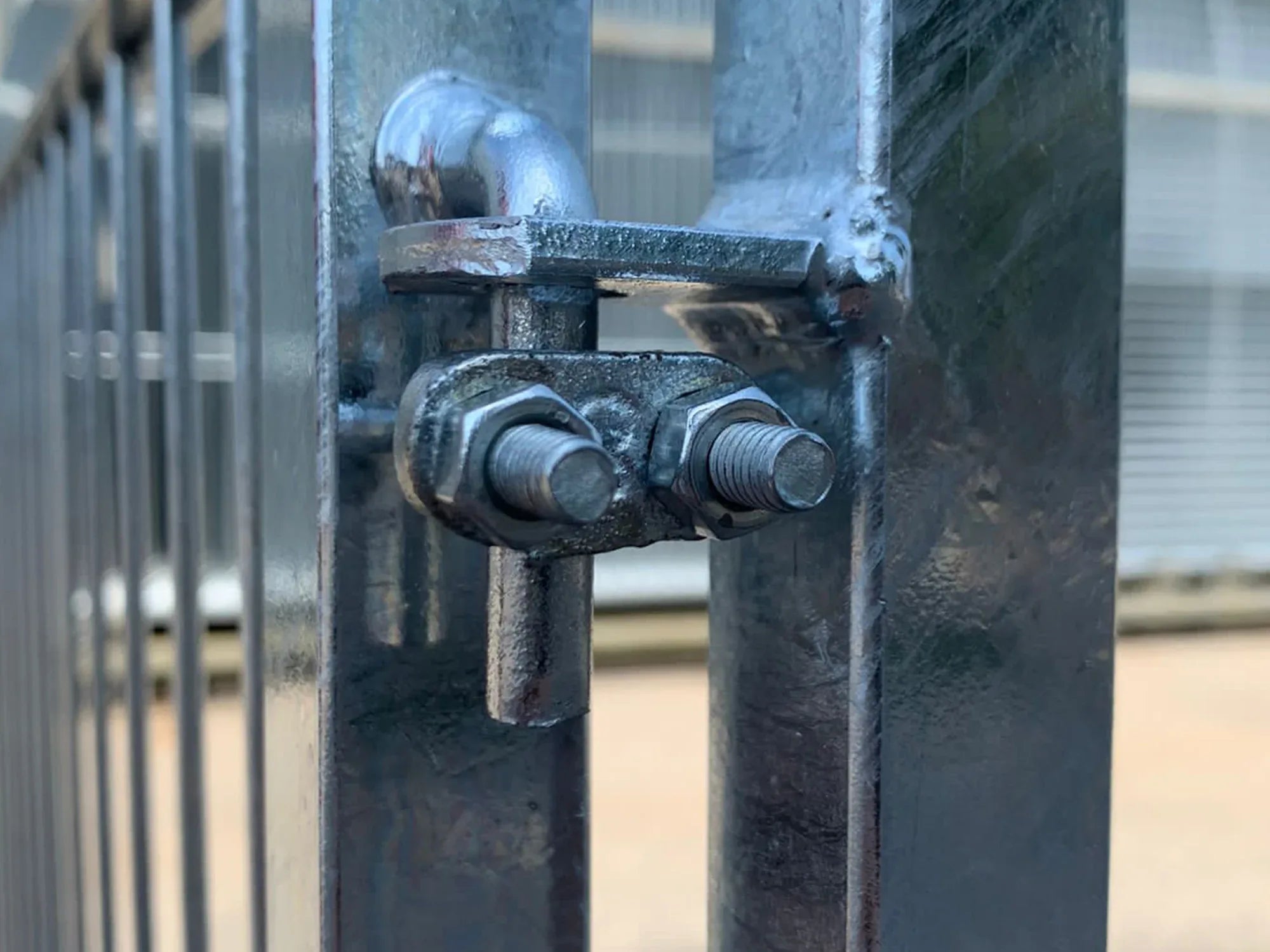 Klemme montiert an zwei Welpenelementen gegen Aushebelung