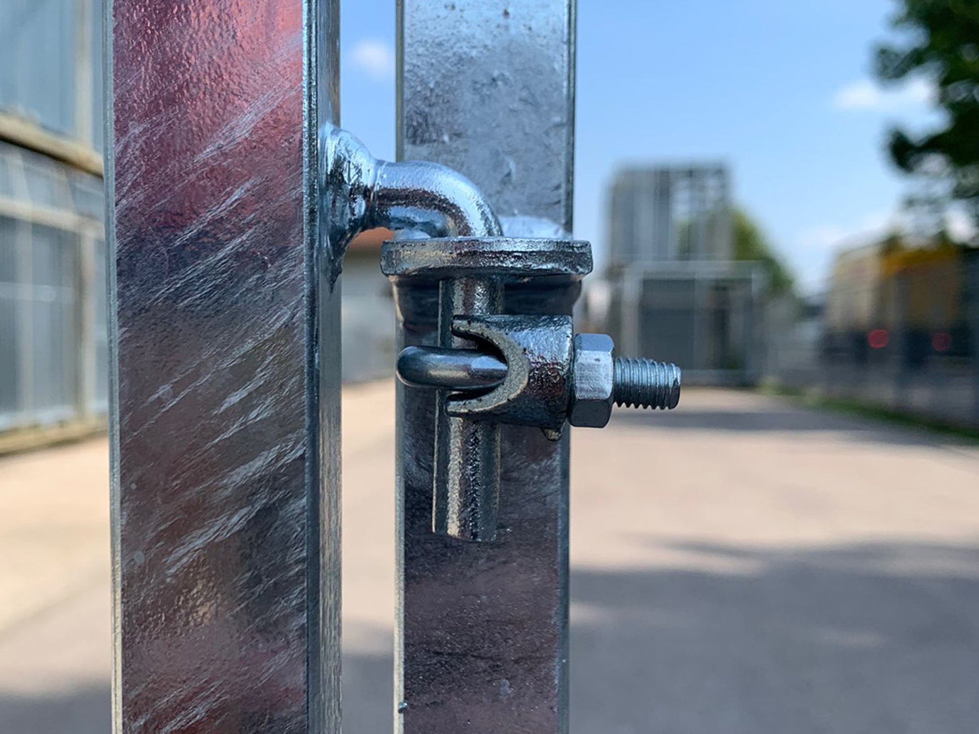 Verzinkte Welpengitter gesichert mit Klemme