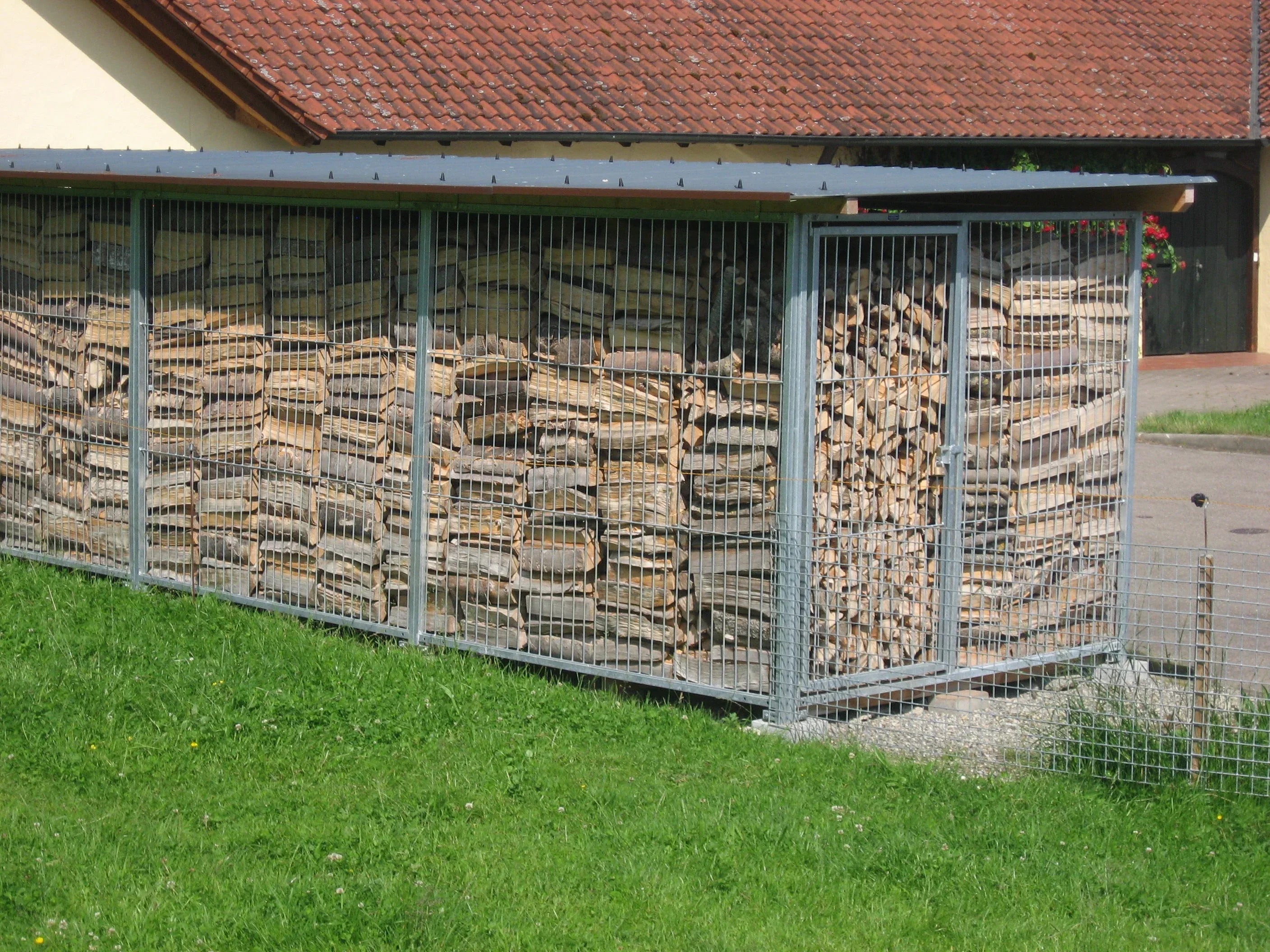 Brennholz-Lager aus verzinkten Gitterelementen