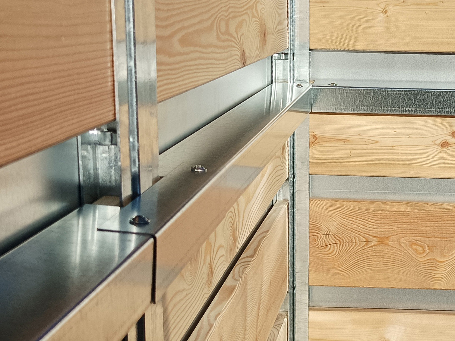 Schneckenzaun aus Metall montiert an einem Hochbeet aus Holz und Metall