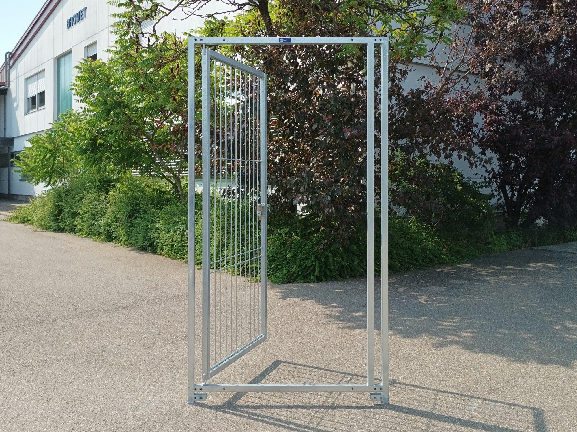 Stahltüre mit Türrahmen 1 m breit aufgestellt im Freien