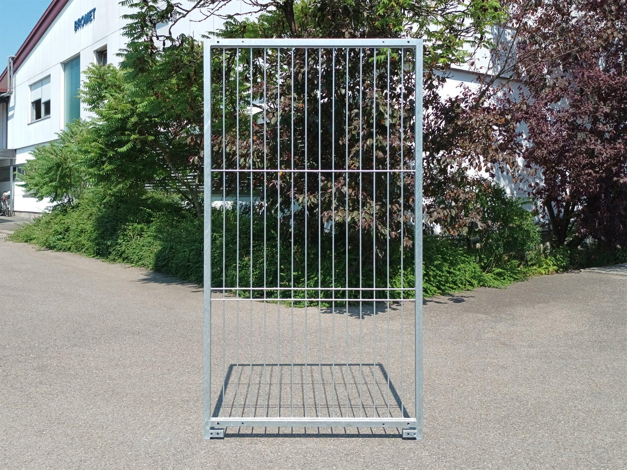 Zaunelement 1,82 m hoch und 1 m breit aufgebaut im Freien