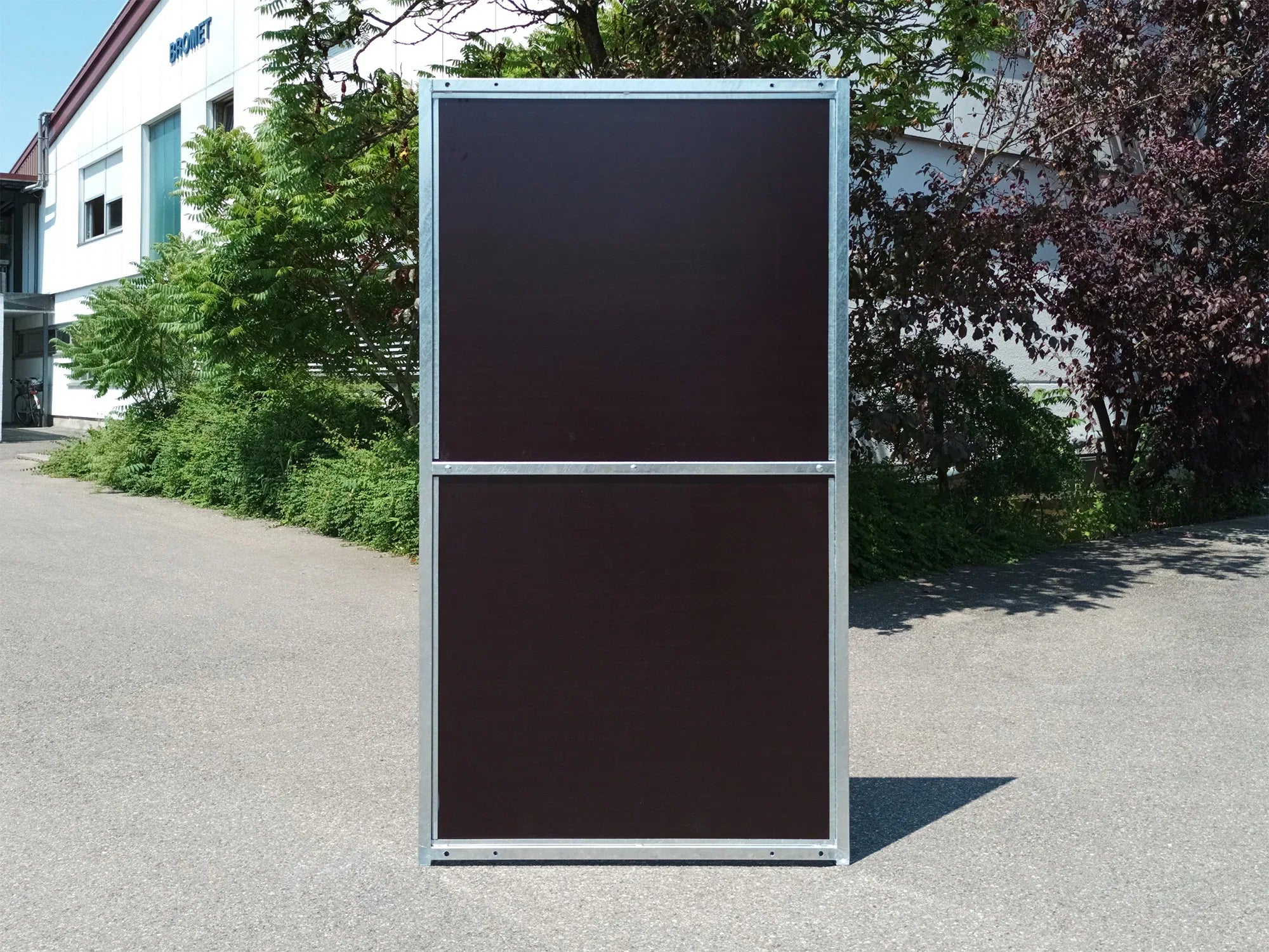 Braune Hundezwingerwand aus 12 mm starken Holzplatten und einem verzinktem Stahlrahmen