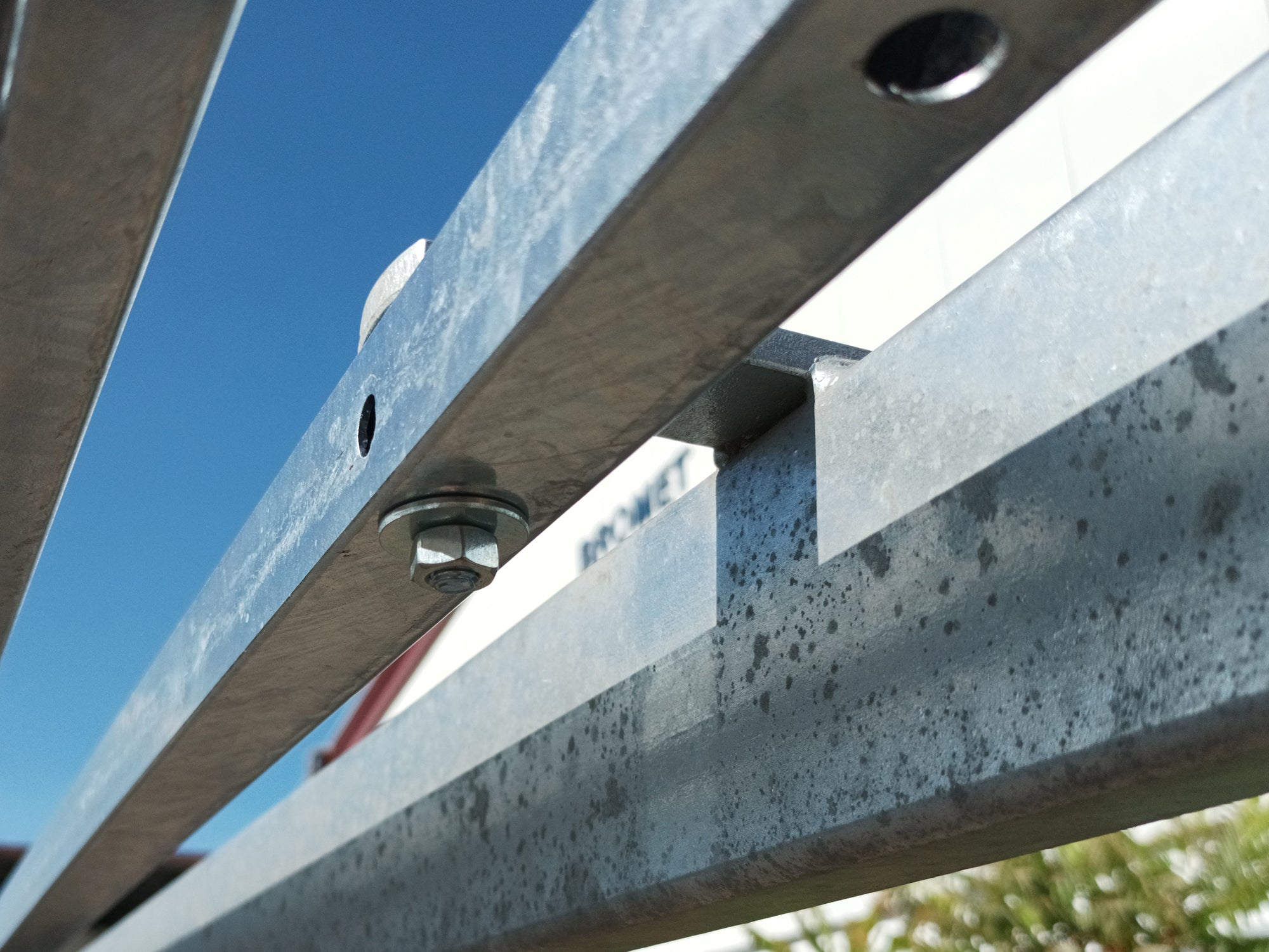 Befestigung zwischen Abdeckgitter und Stahlträger