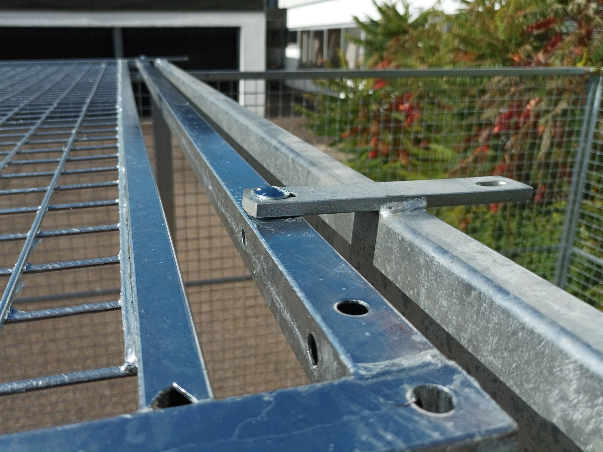 Feuerverzinkter Träger für Abdeckgitter auf einem Hundeauslauf