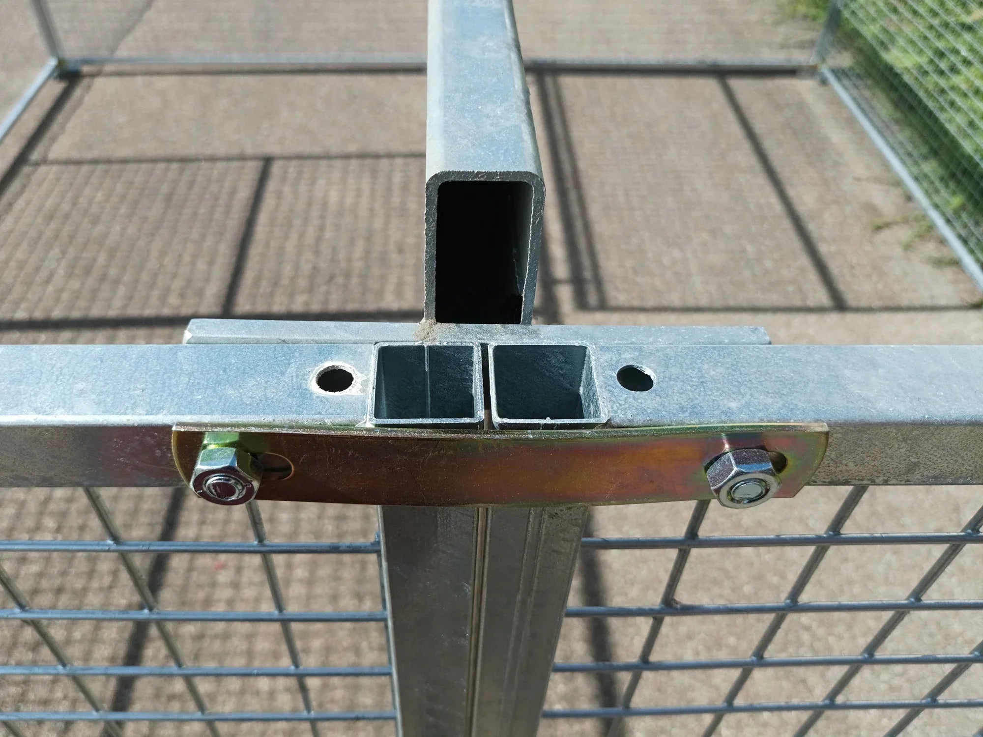 Befestigung des Stahlträgers mit Gitterelementen eines Hundeauslaufes