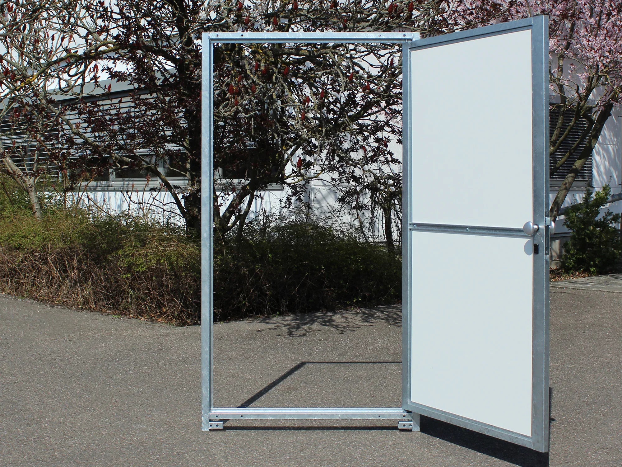 Türrahmen 1 m breit mit Türe nach rechts außen geöffnet, für den Außenbereich