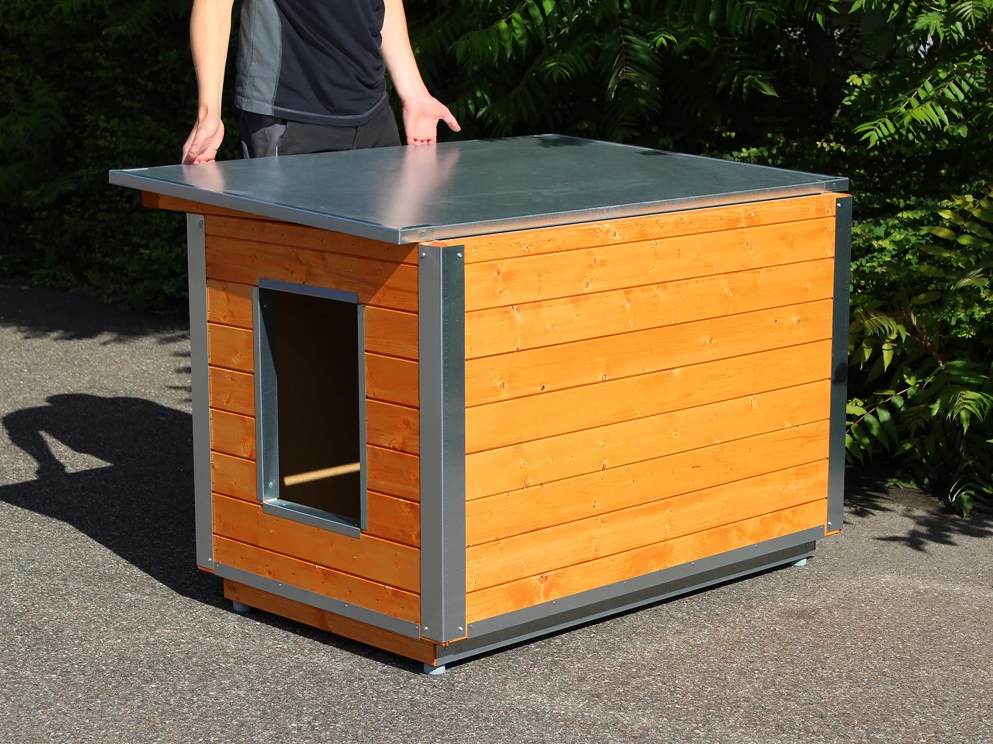 Schrägdachhundehütte mit Eingang auf der schmalen Seite und abnehmbarem Dach