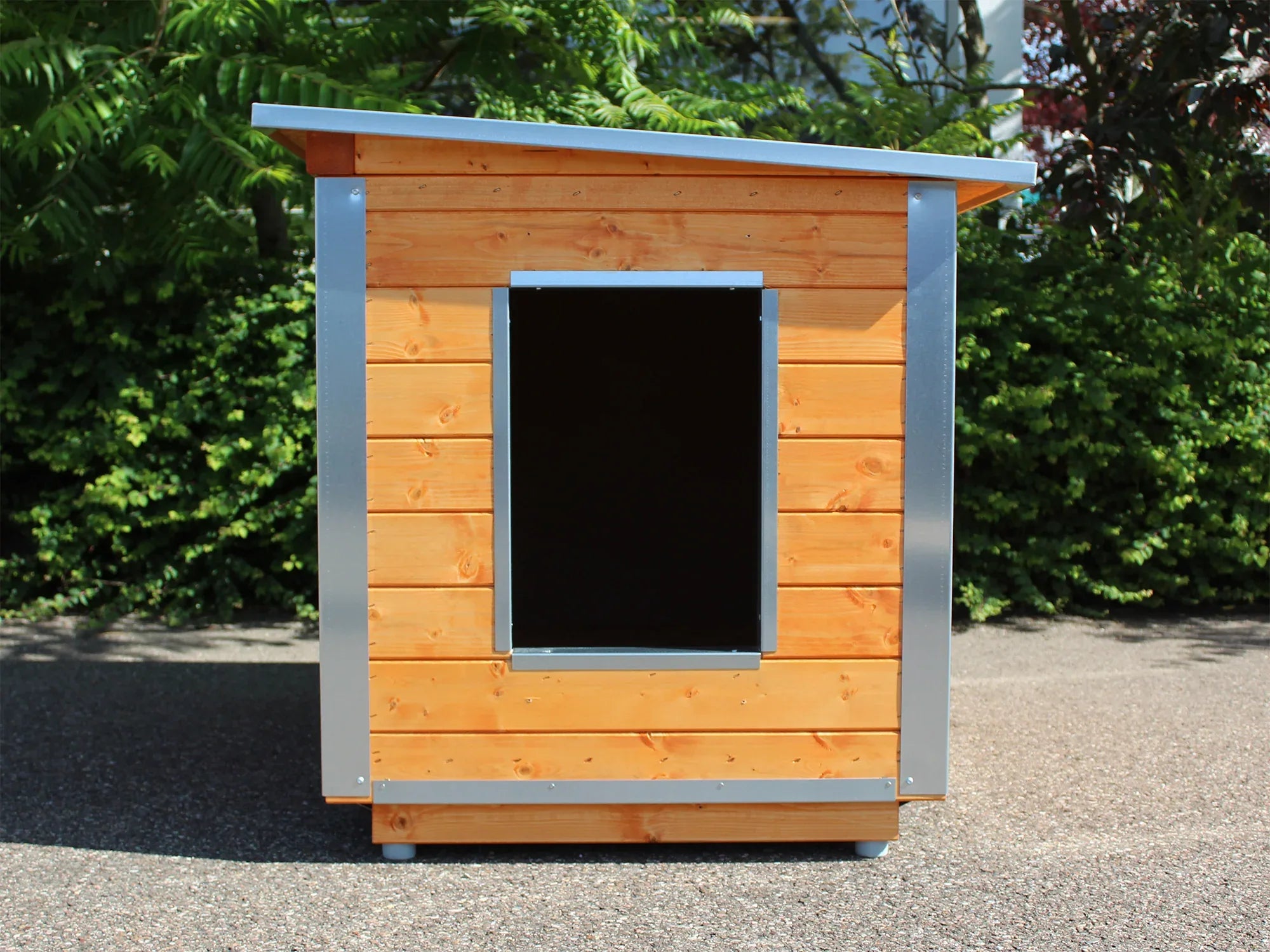 Outdoor Hundehütte mit Schrägdach und Eingang auf der Stirnseite