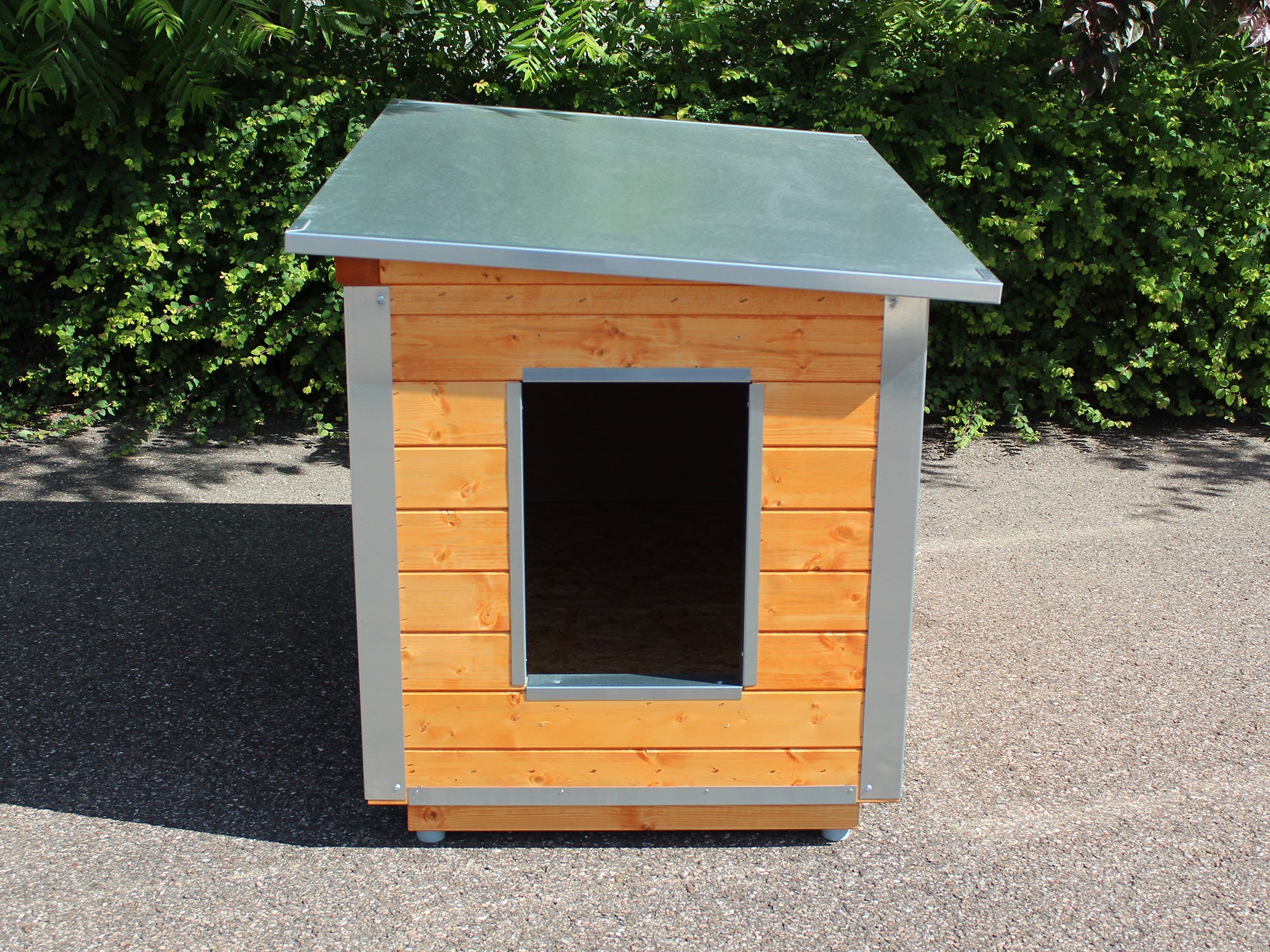 Hundehaus für den Außenbereich mit Blechdach und Holzwänden