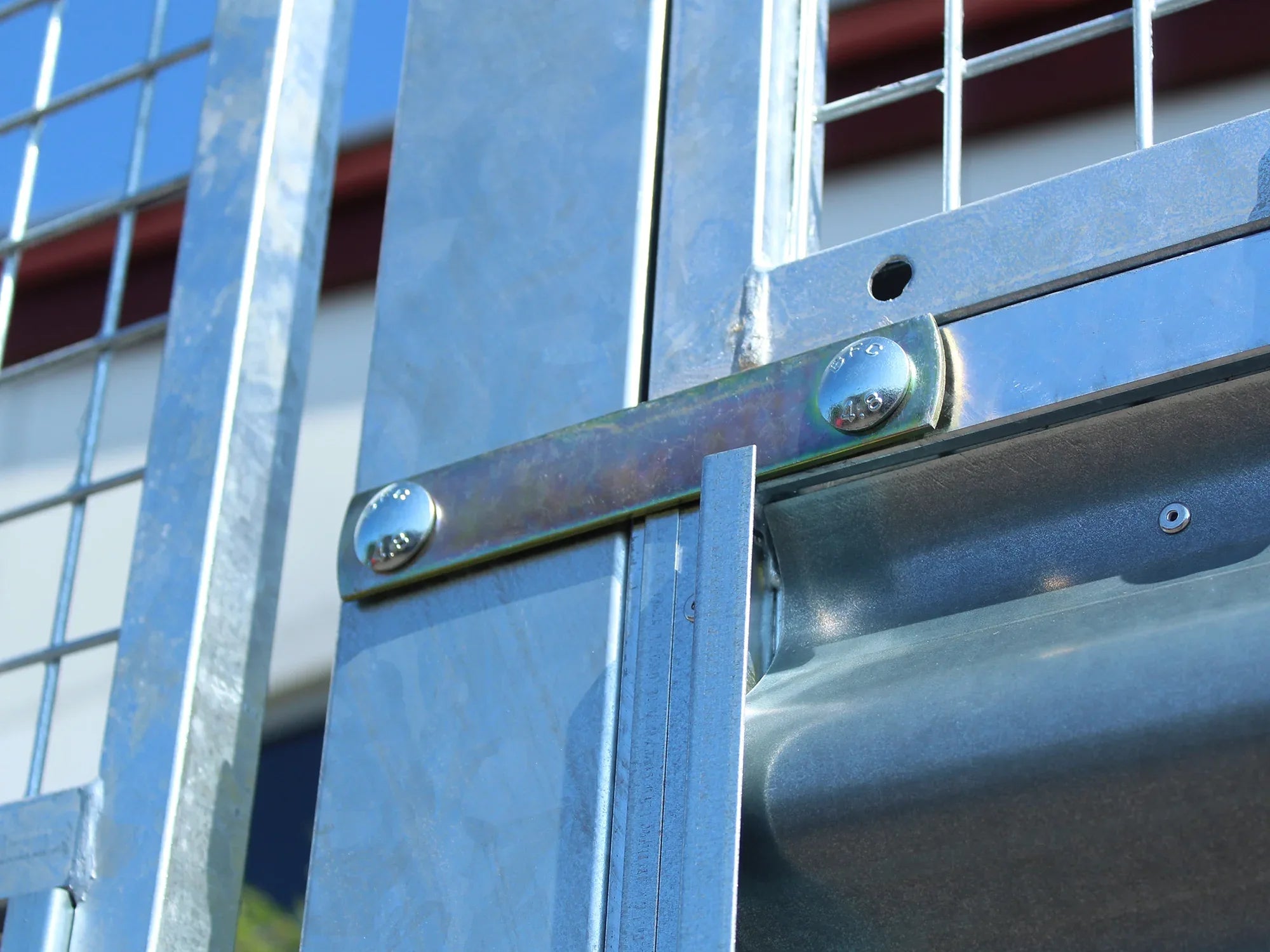 Gascontainer mit Verbindungsteilen und einer Blechverkleidung
