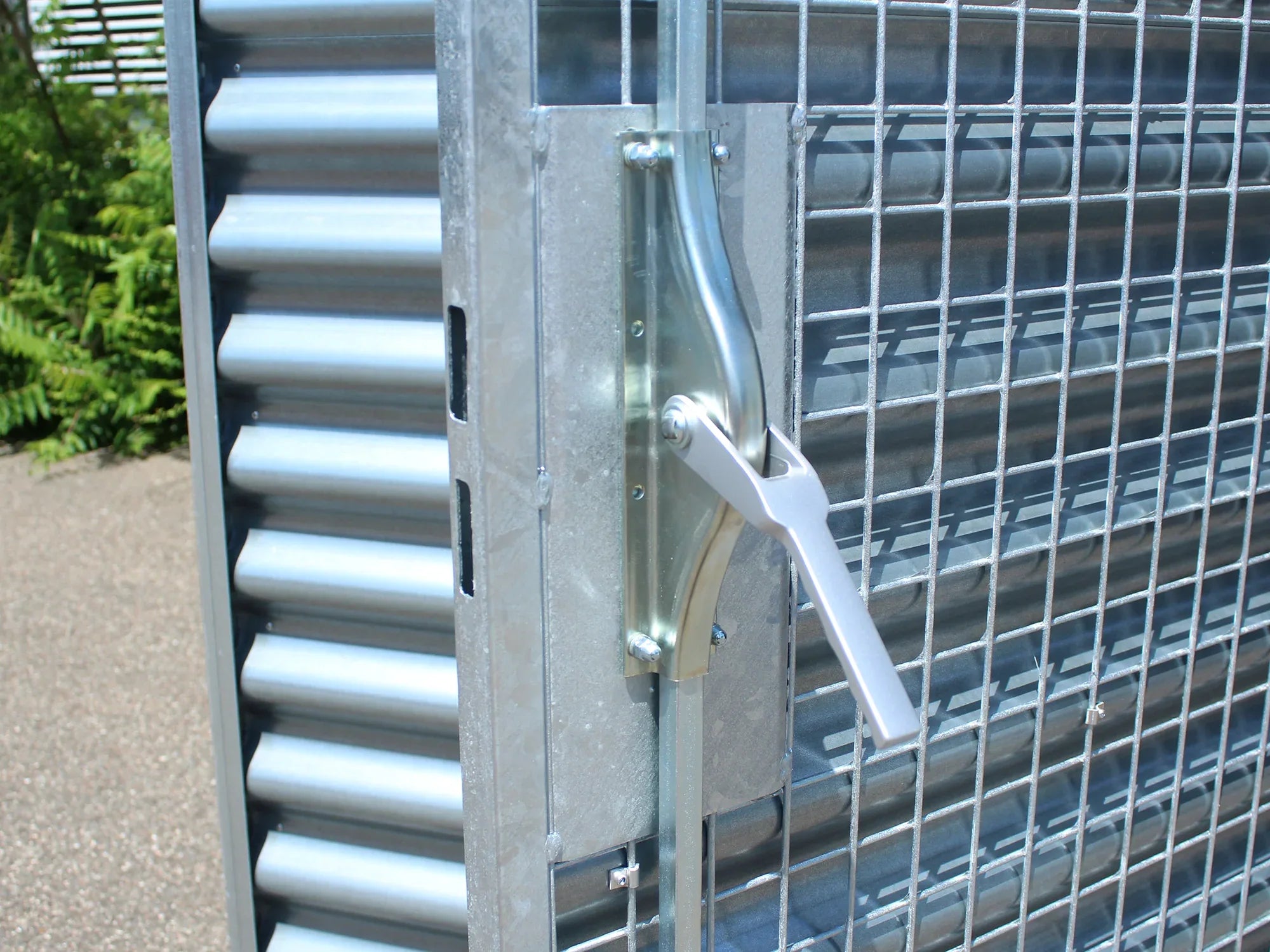 Gasflaschenlager mit Wellblechverkleideter Türe, die nach außen öffnet