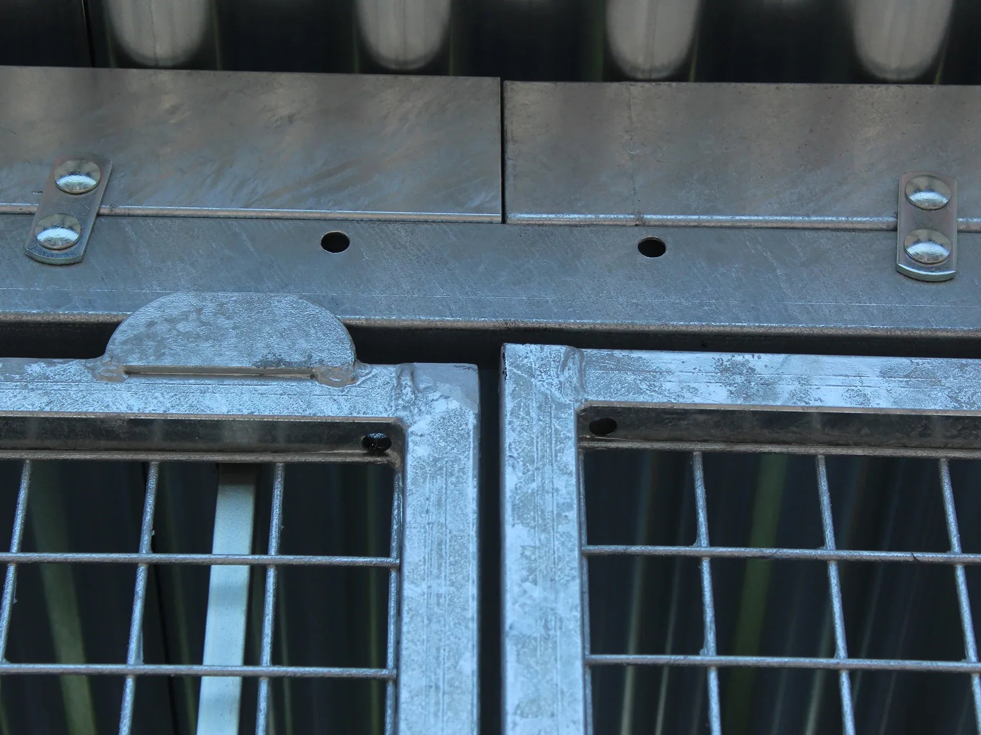 Dachkonstruktion aus verzinkten Vierkantrohren aus Stahl