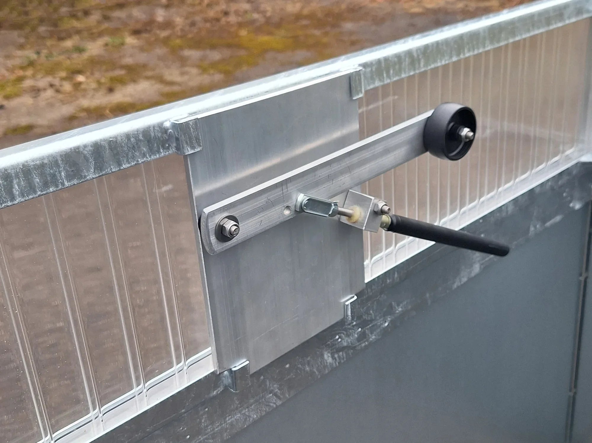 Automatischer Lüfter aus Aluminium und Zylinder im Frühbeetaufsatz eingebaut