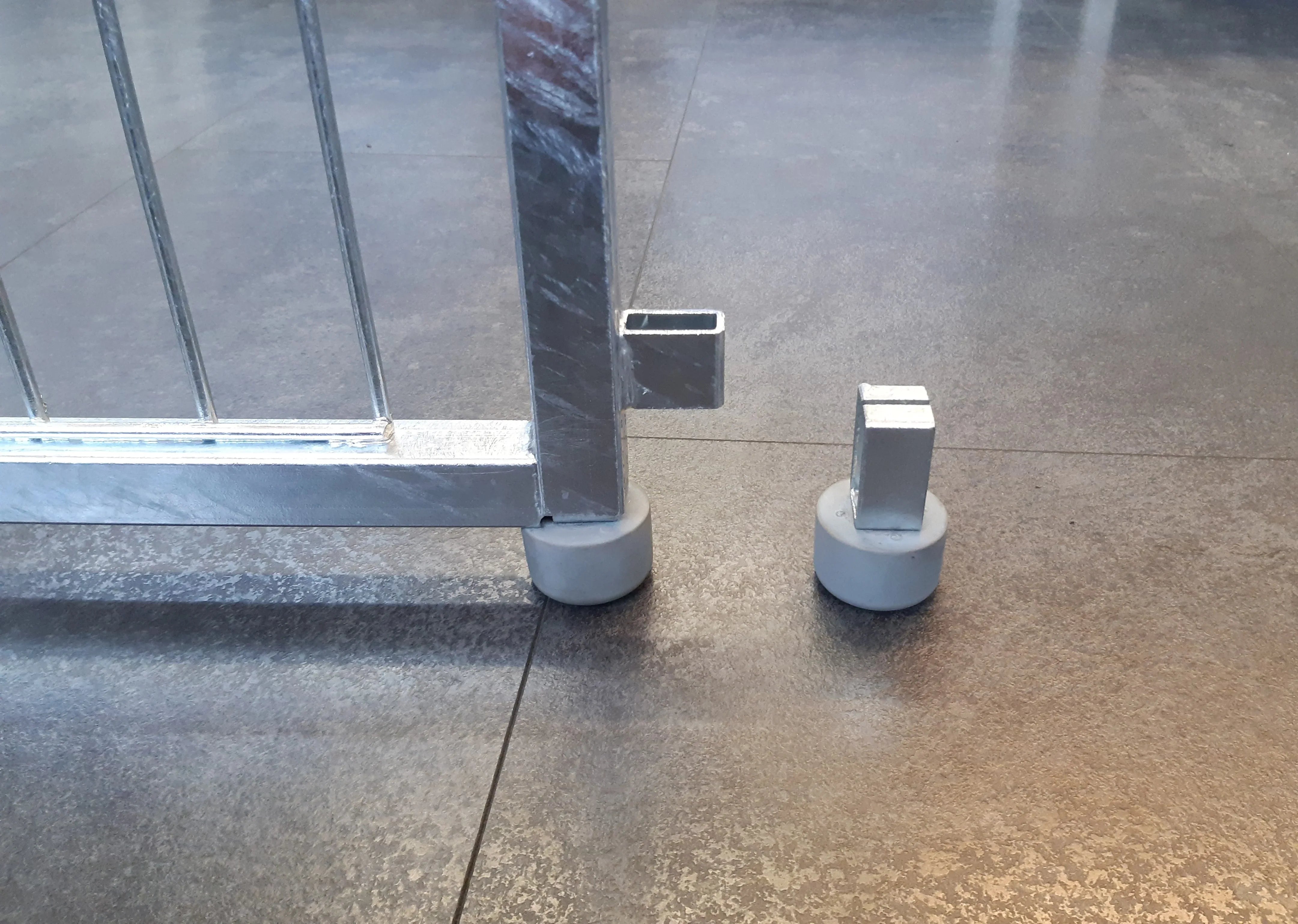 Hülse mit Gummipuffer eingesteckt in ein verzinktes Welpenelement