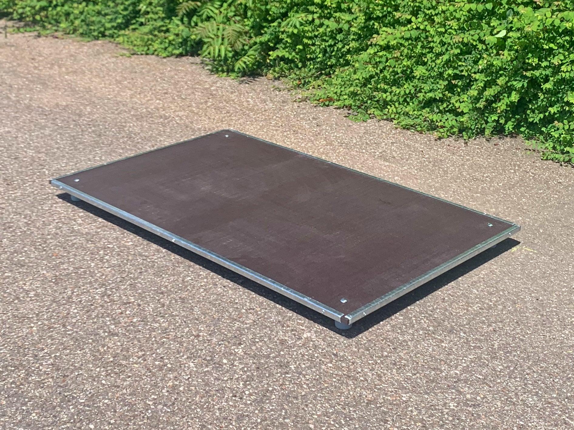 Braune Liegeplatte für Hunde aus einer Siebdruckplatte mit eingefasste und geschützten Kanten